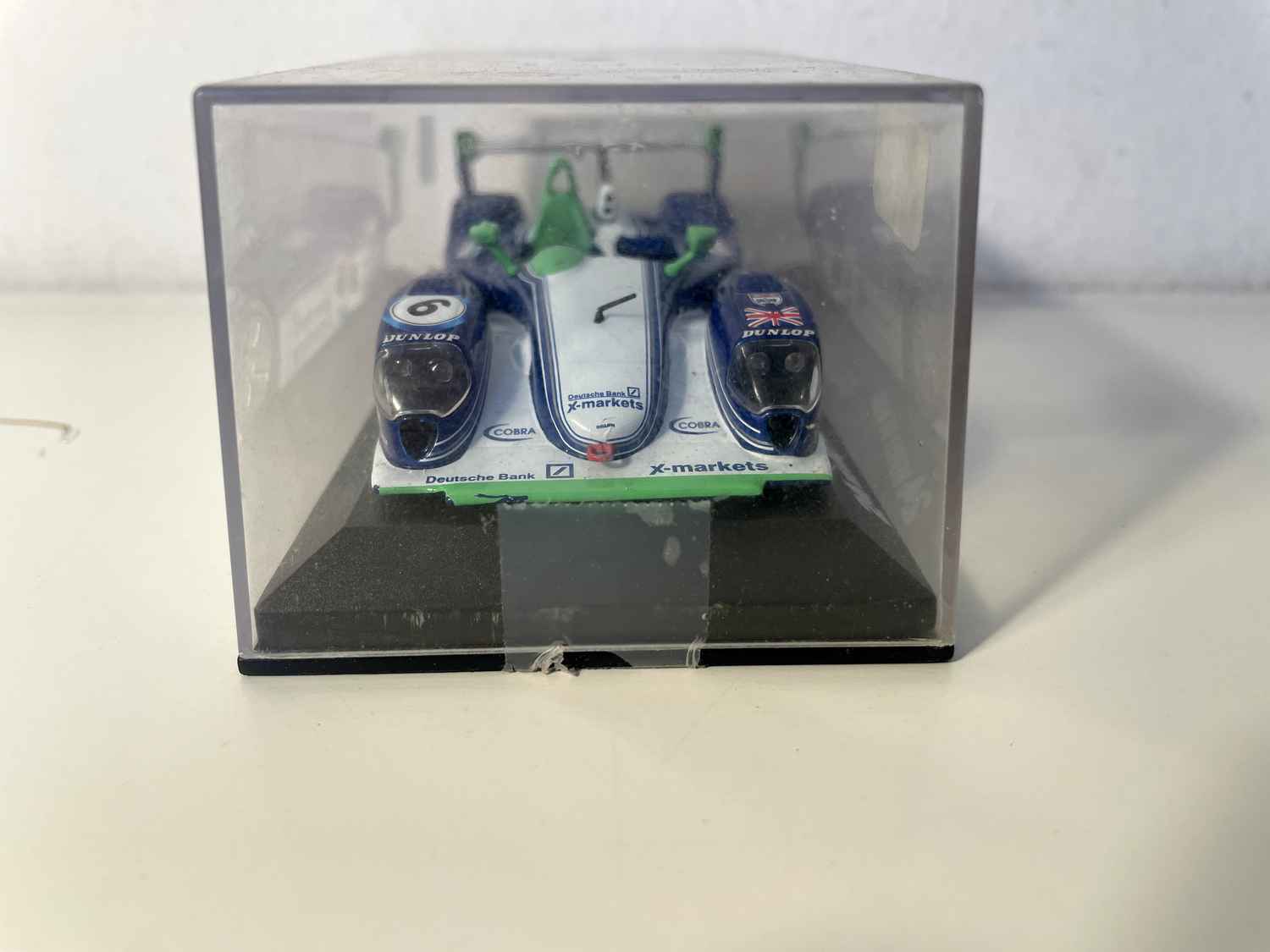 Dallara LMP02 niebiesko-biało-zielona z numerem 6 (24-godzinny wyścig Le Mans 2004)
