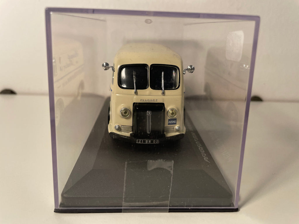 Peugeot D3A beige - Publicité Bouquet du Nouvion - laiterie du Nouvion en Thérache (dans l'Aisne)