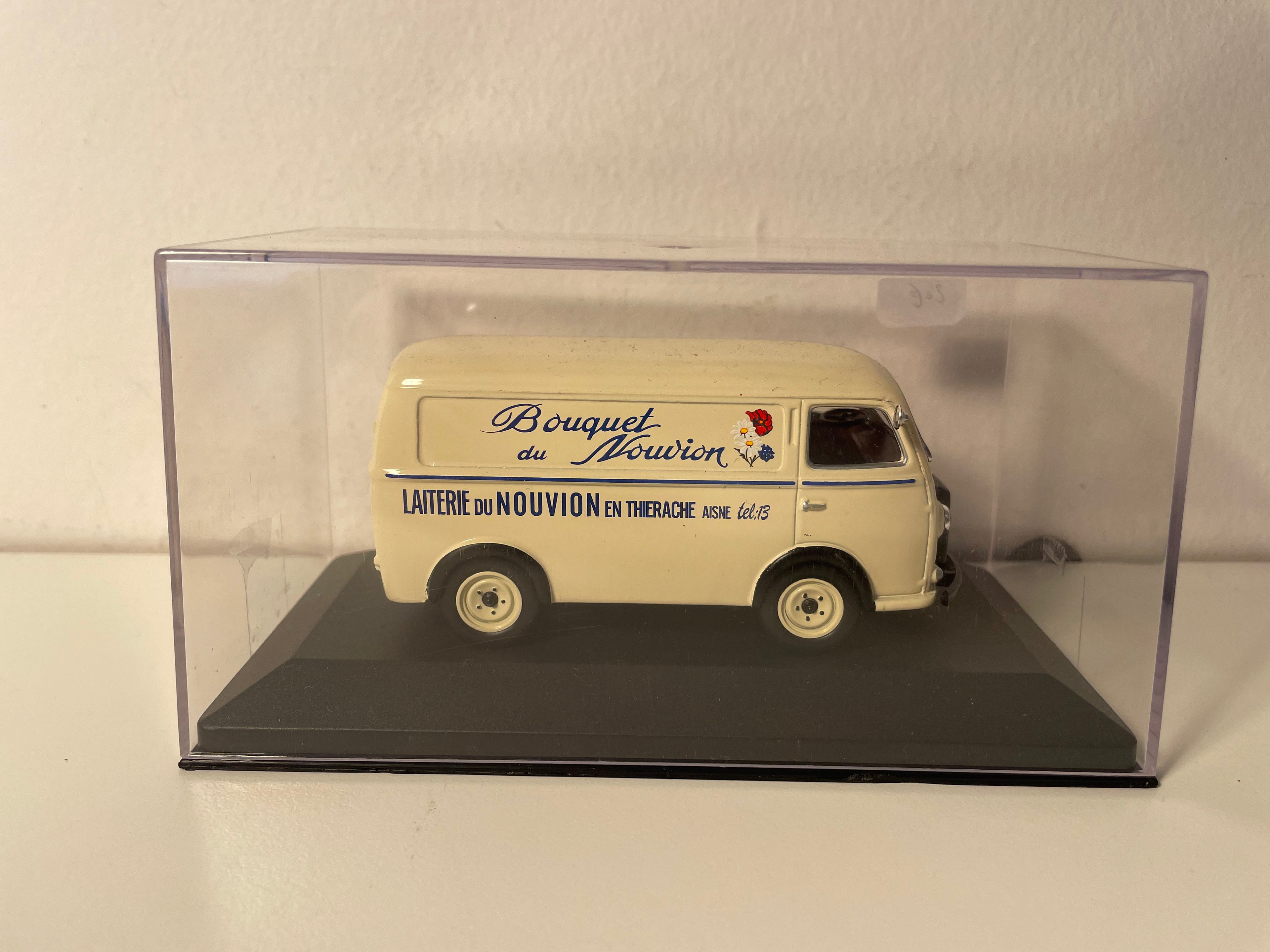 Peugeot D3A beige - Publicité Bouquet du Nouvion - laiterie du Nouvion en Thérache (dans l'Aisne)