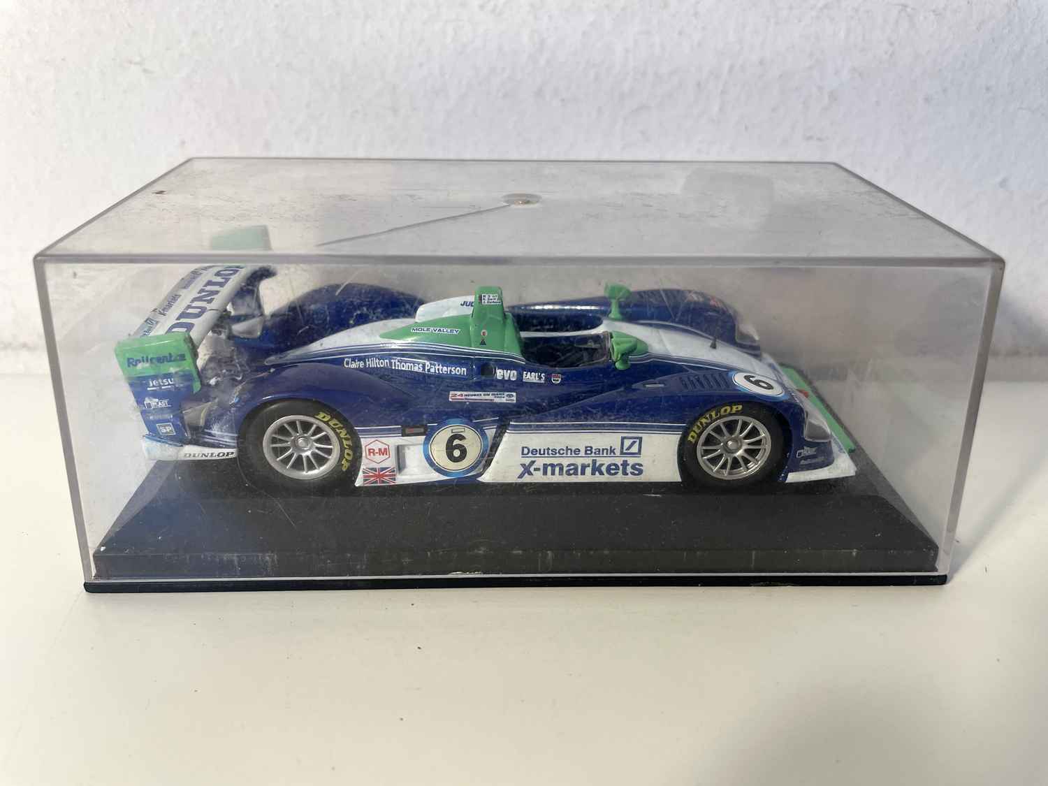 Dallara LMP02 niebiesko-biało-zielona z numerem 6 (24-godzinny wyścig Le Mans 2004)
