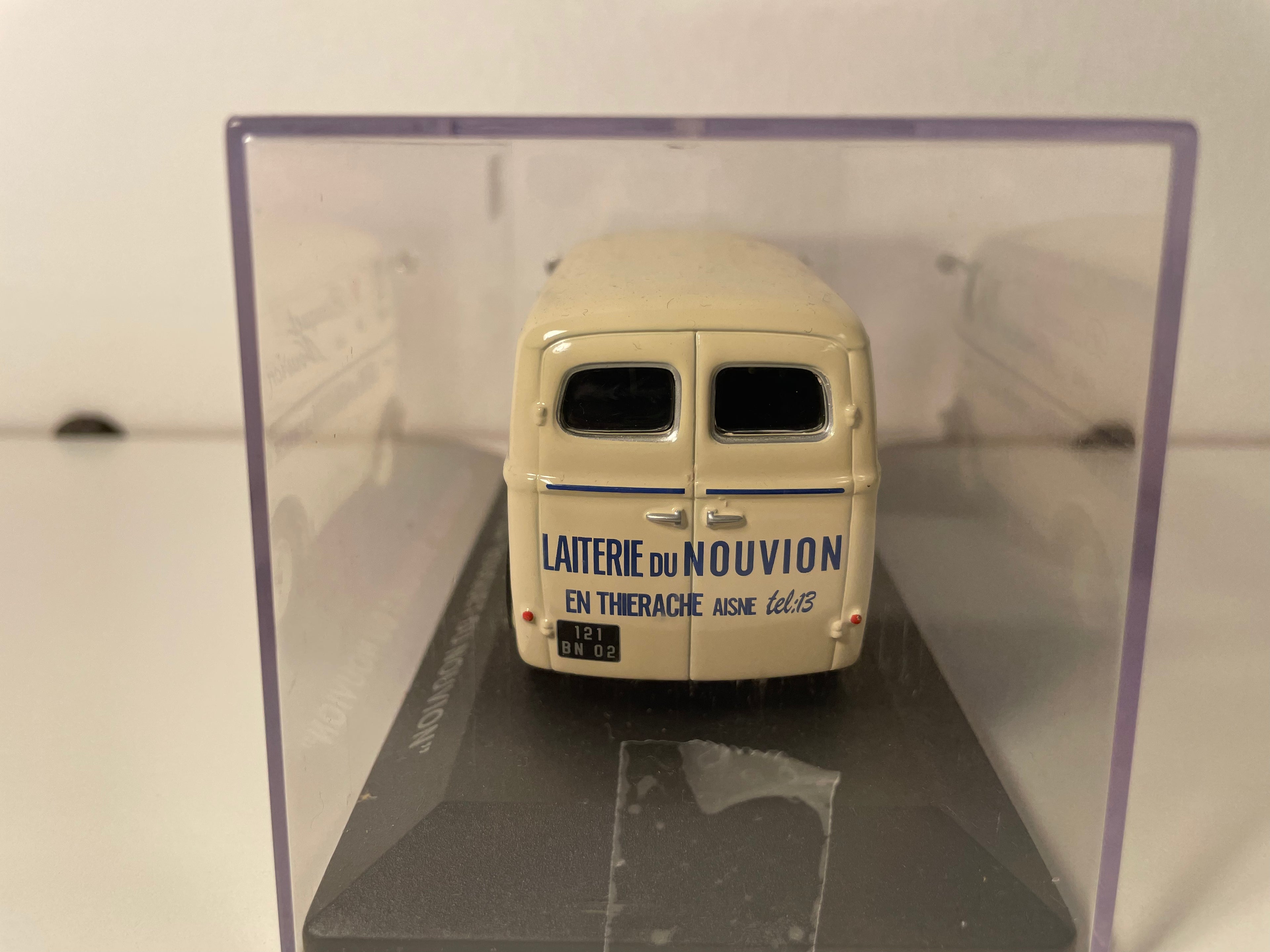 Peugeot D3A beige - Publicité Bouquet du Nouvion - laiterie du Nouvion en Thérache (dans l'Aisne)