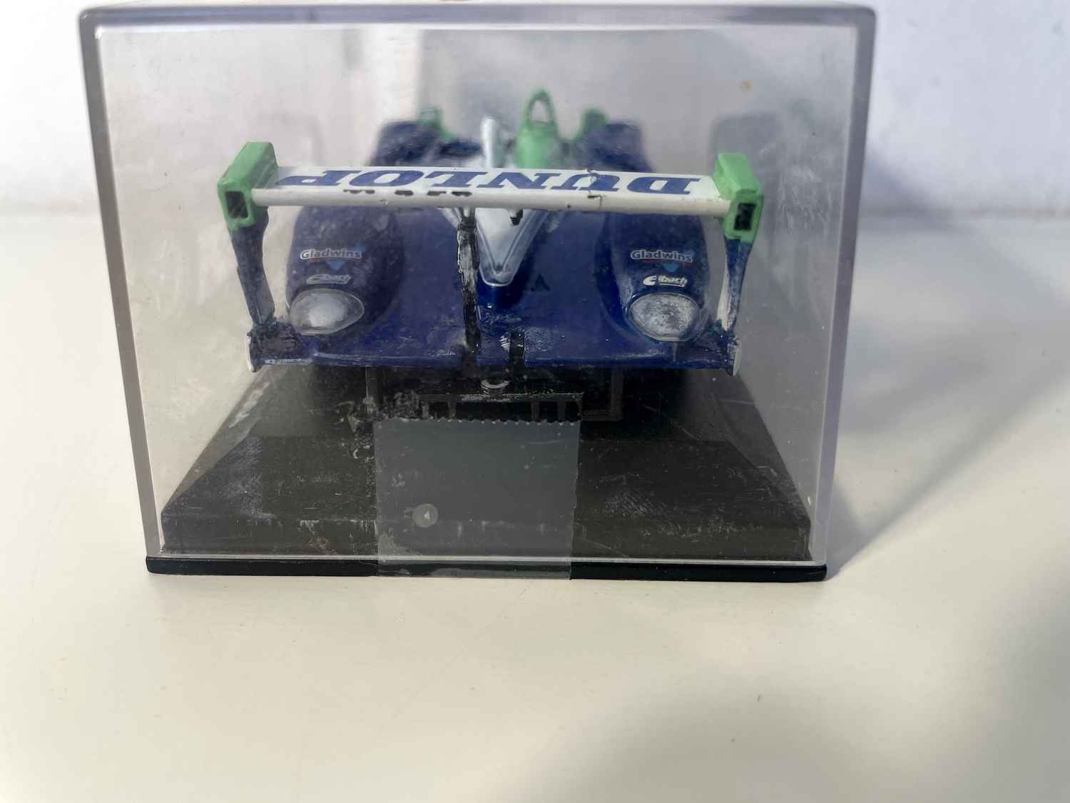 Dallara LMP02 niebiesko-biało-zielona z numerem 6 (24-godzinny wyścig Le Mans 2004)