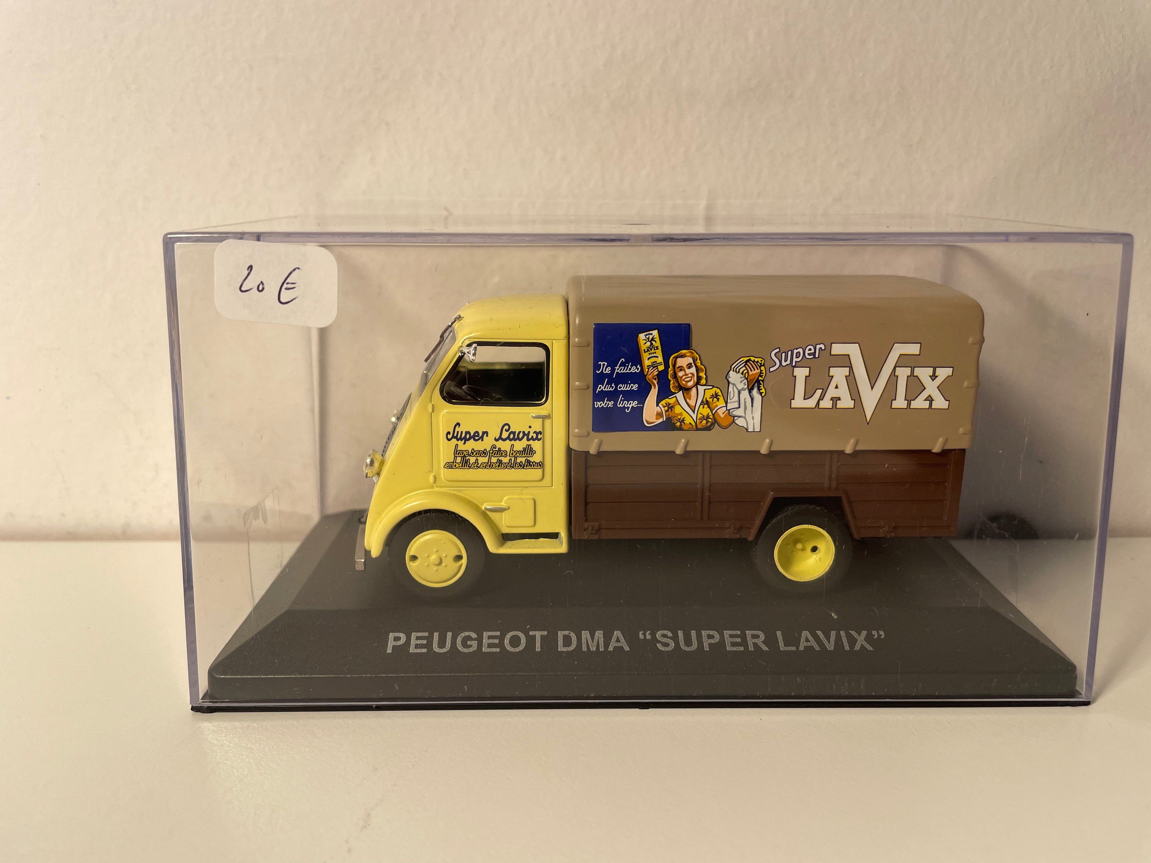 Peugeot DMA beige e marrone con pubblicità del detergente Super LAVIX