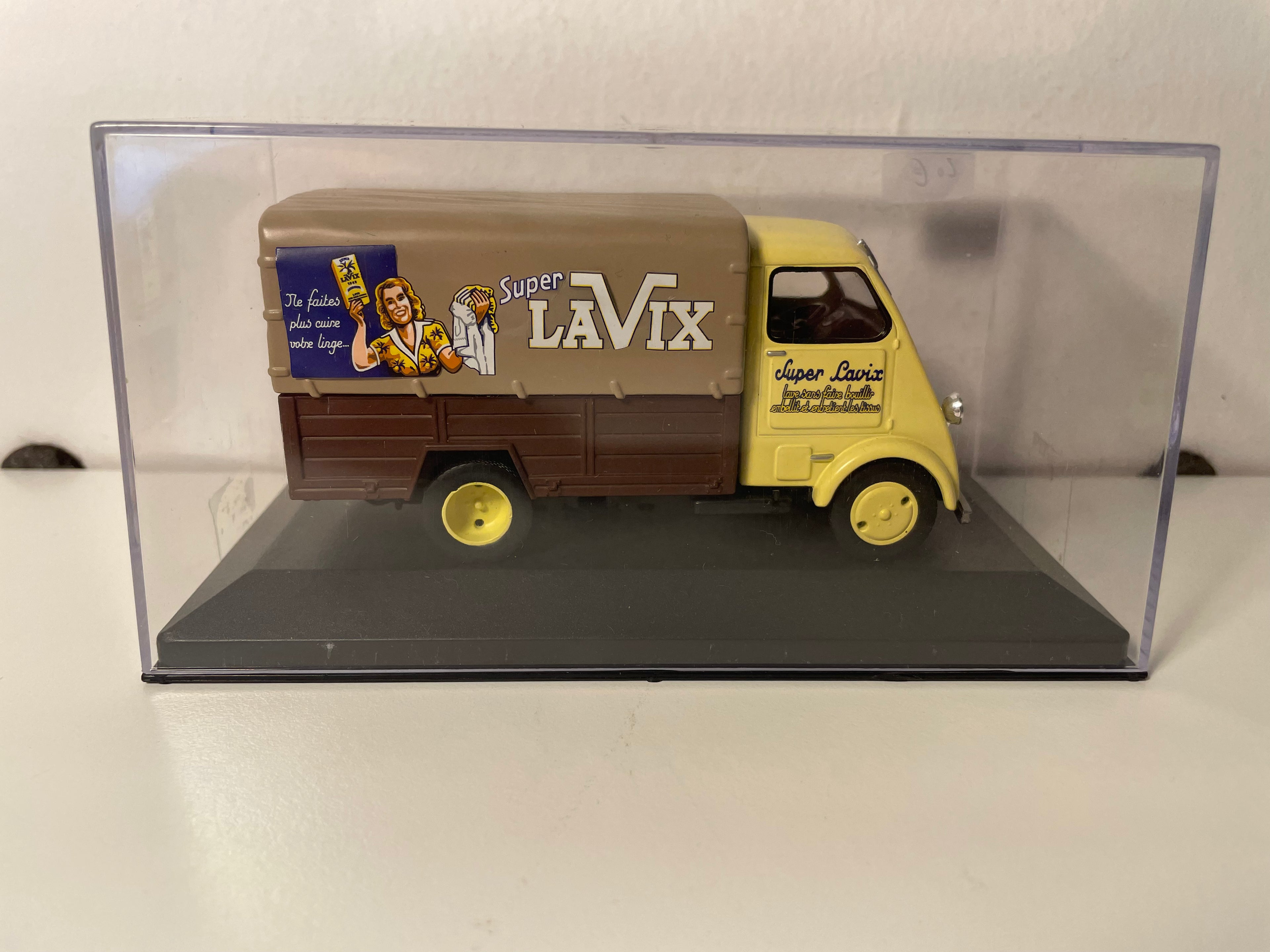 Peugeot DMA beige e marrone con pubblicità del detergente Super LAVIX
