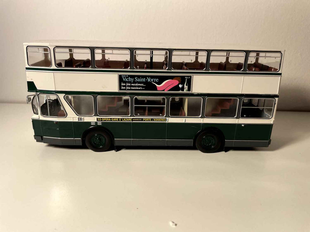 Autobus Berliet PCMRE vert et blanc de la RATP (un rétroviseur à coller)