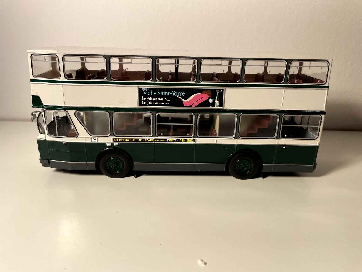 Autobus Berliet PCMRE vert et blanc de la RATP (un rétroviseur à coller)
