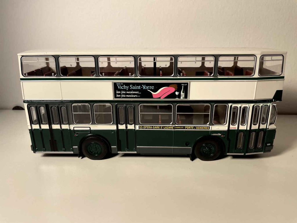 Autobus Berliet PCMRE vert et blanc de la RATP (un rétroviseur à coller)