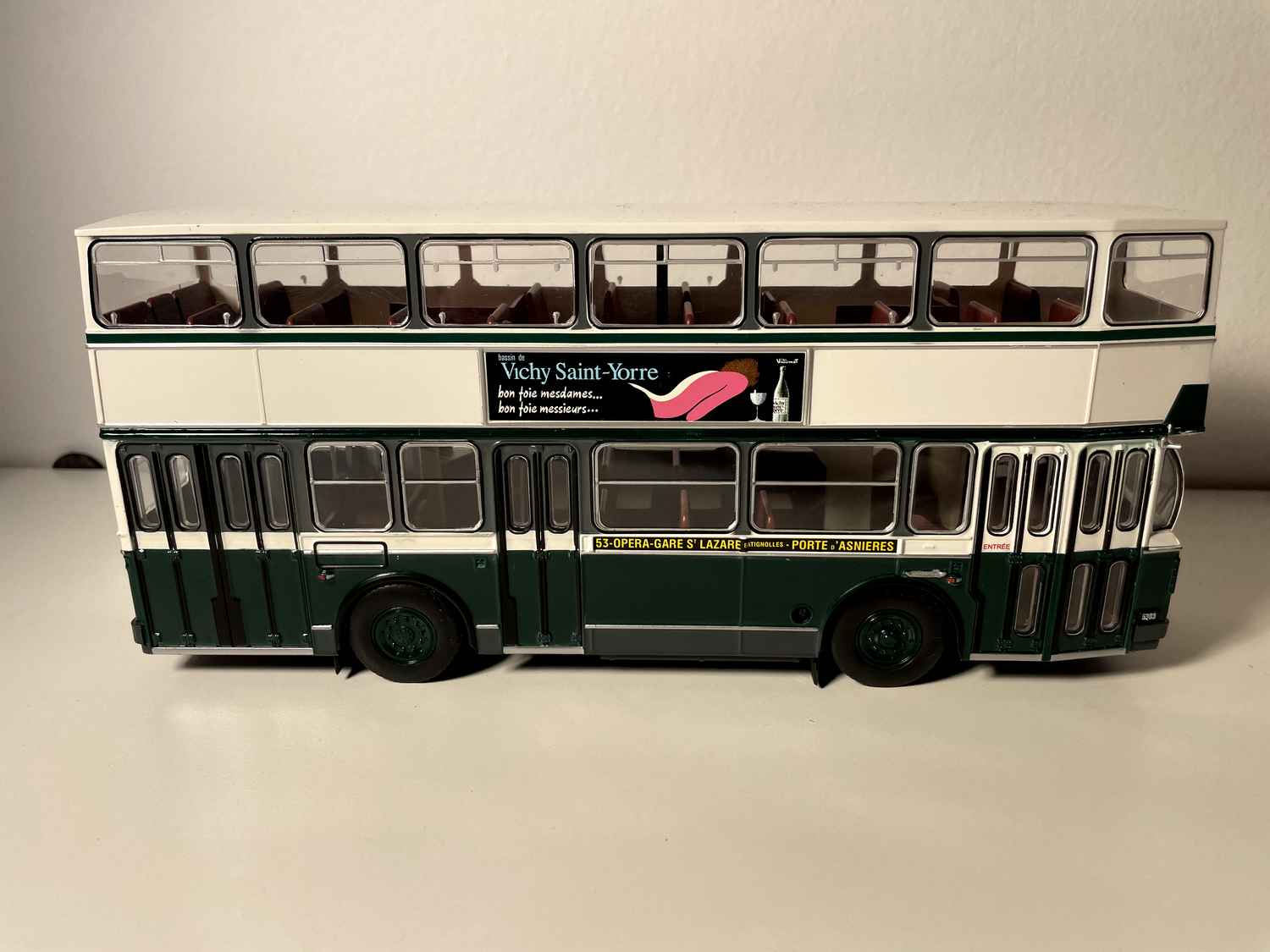 Autobus Berliet PCMRE vert et blanc de la RATP (un rétroviseur à coller)