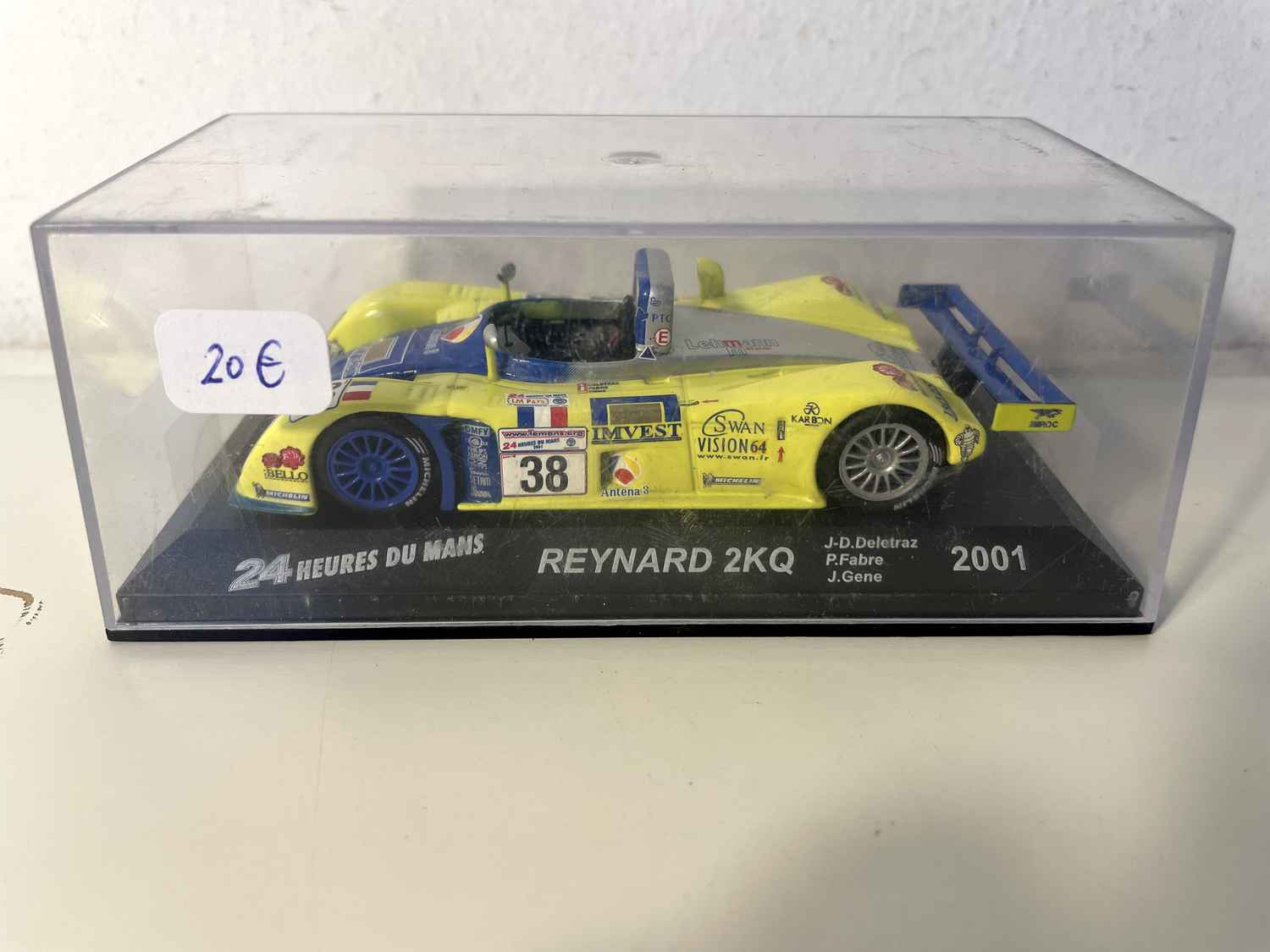 Reynard 2KQ żółto-niebieski numer 38 (24h Le Mans 2001)