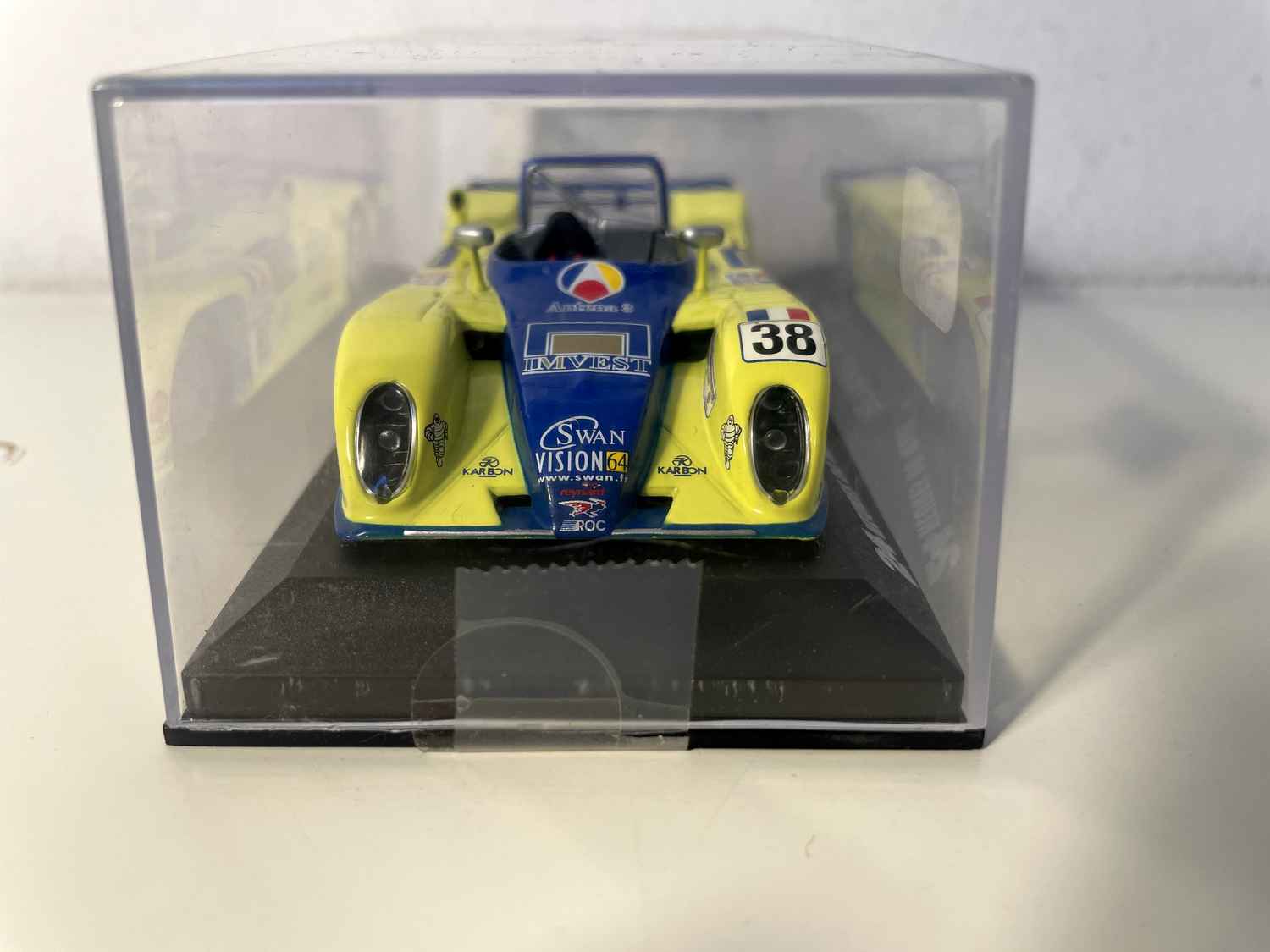 Reynard 2KQ żółto-niebieski numer 38 (24h Le Mans 2001)