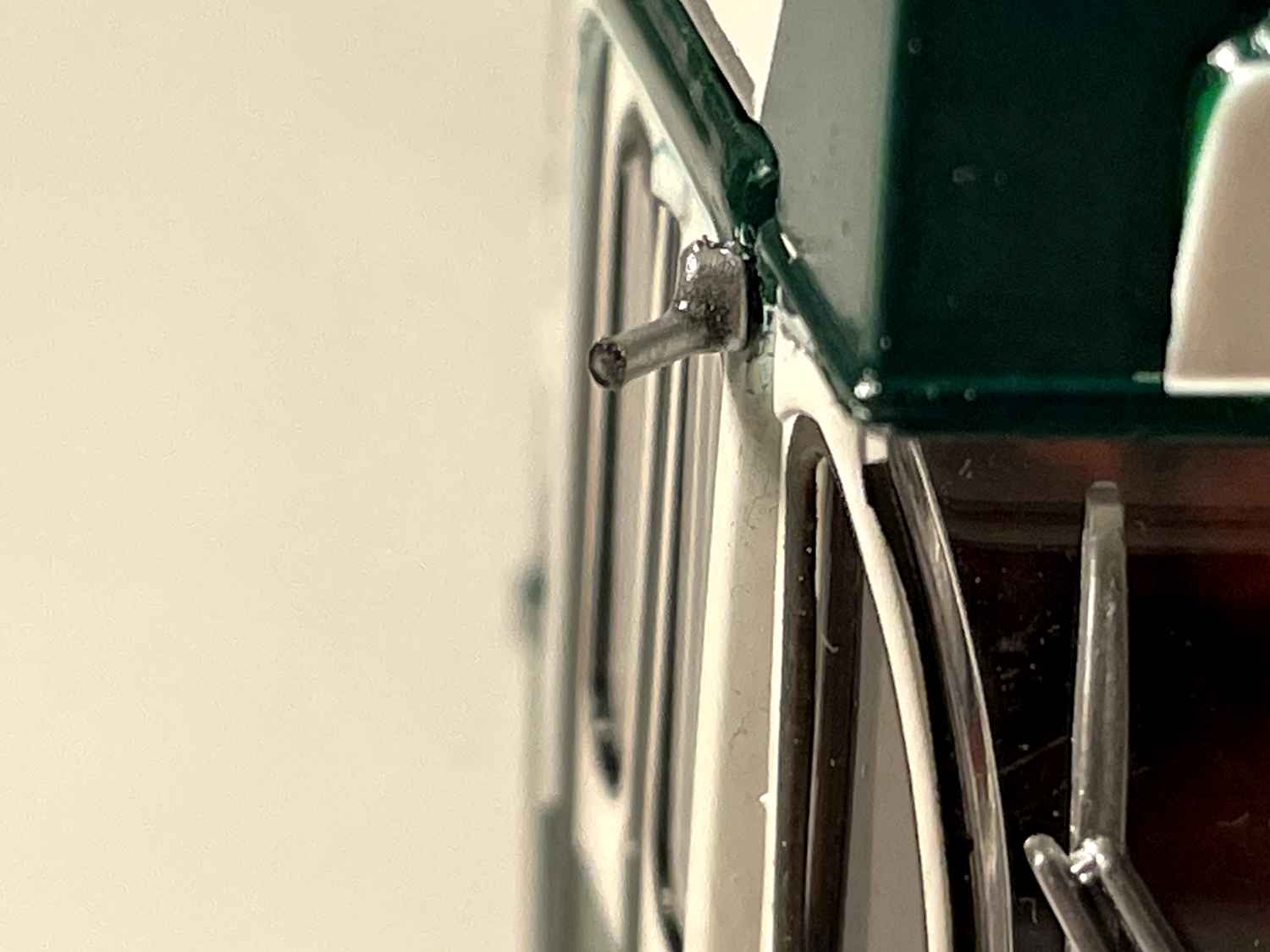 Autobus Berliet PCMRE vert et blanc de la RATP (un rétroviseur à coller)