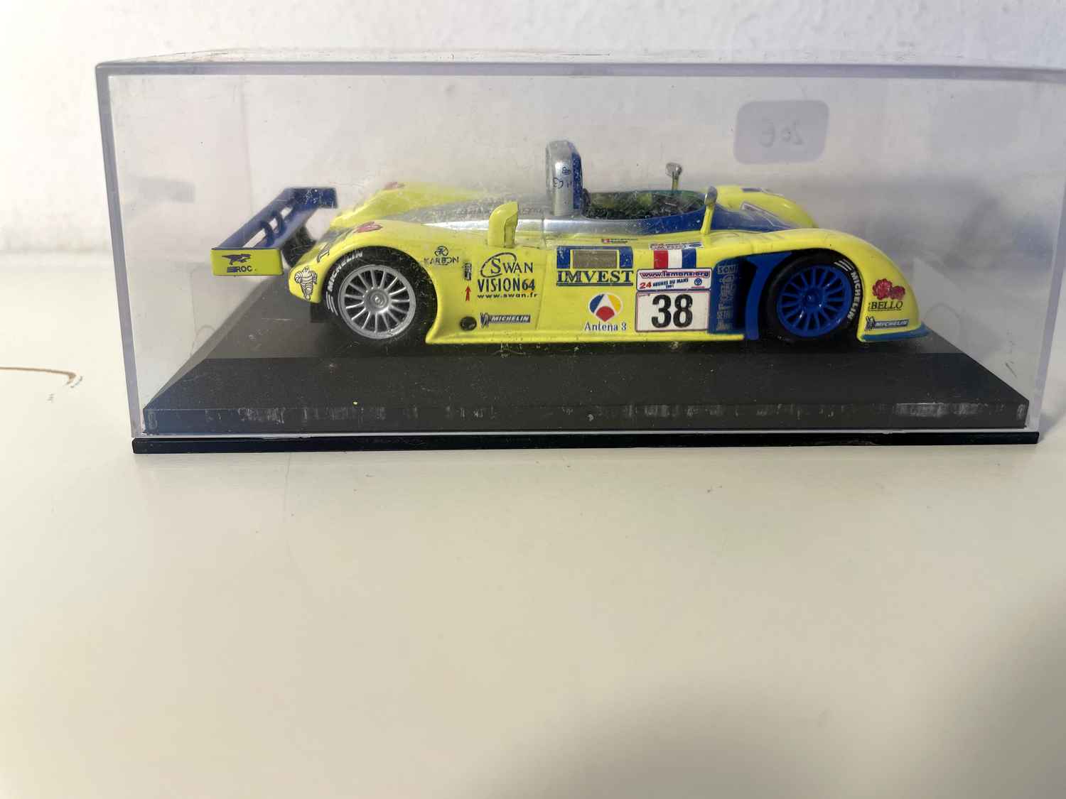 Reynard 2KQ żółto-niebieski numer 38 (24h Le Mans 2001)