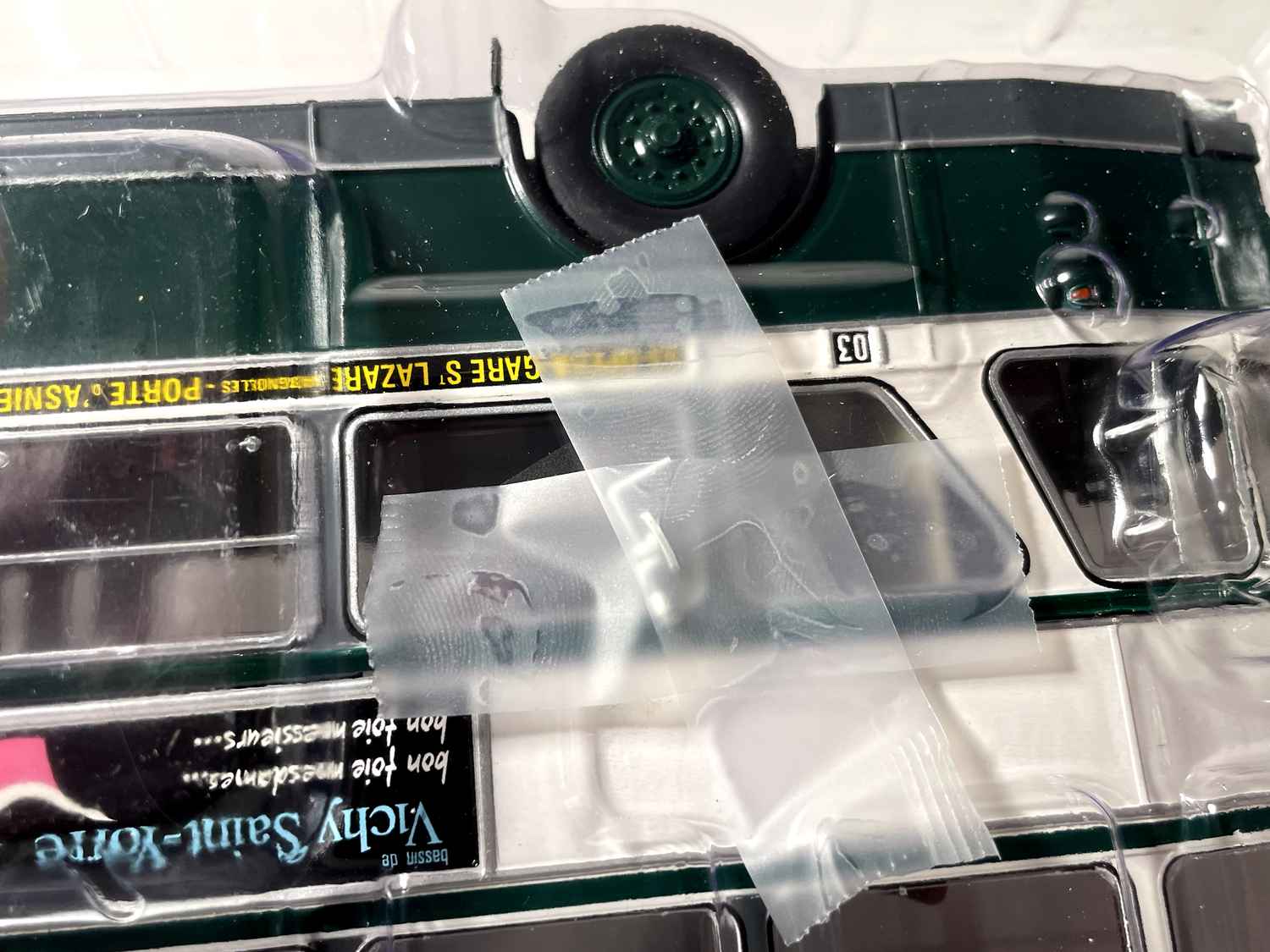 Autobus Berliet PCMRE vert et blanc de la RATP (un rétroviseur à coller)