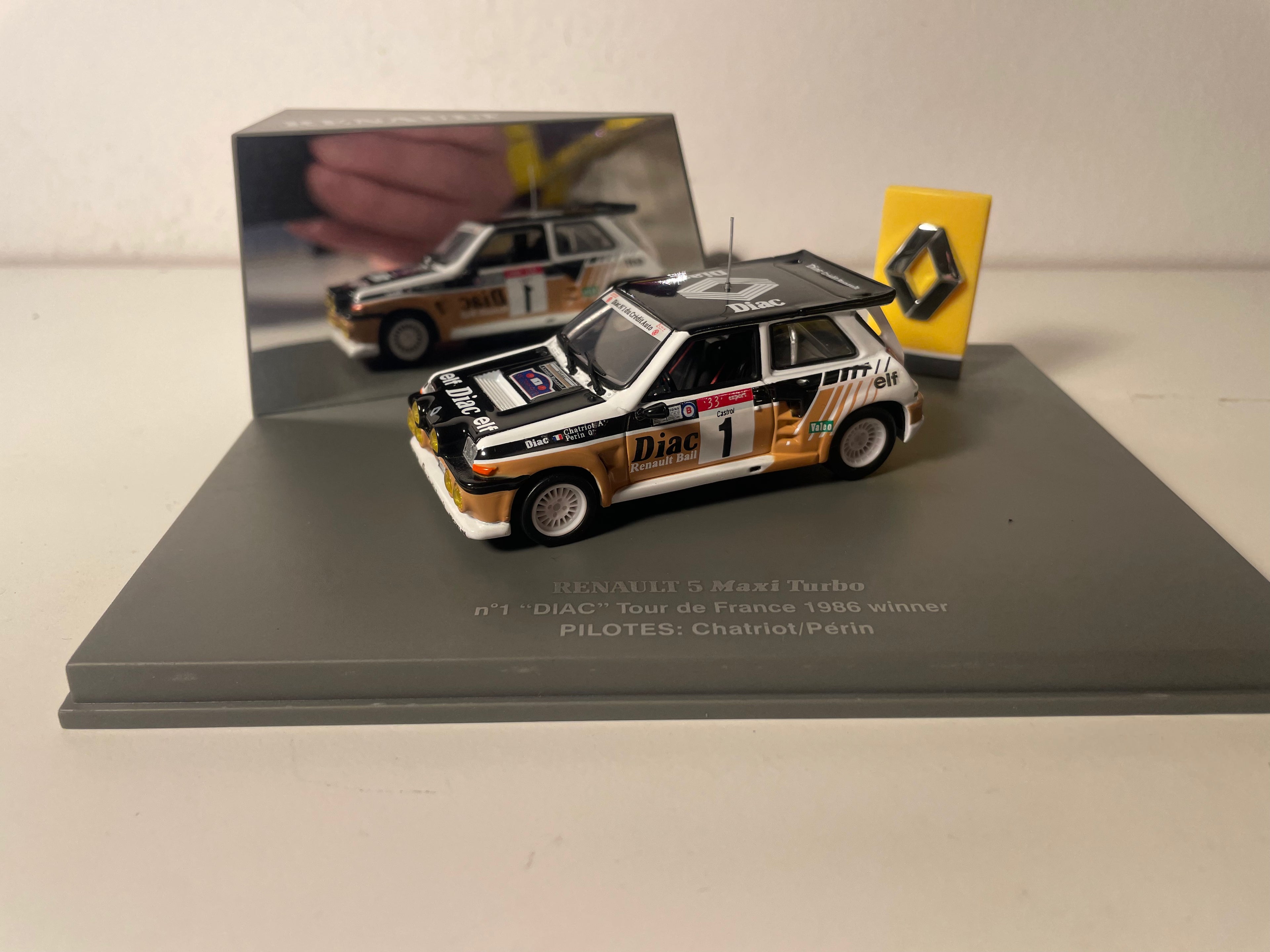 Renault 5 Maxi Turbo "DIAC" noire, marron et blanche numéro 1 vainqueur du tour De France 1986 - UNIVERSAL HOBBIES (coffret boite rectangle)