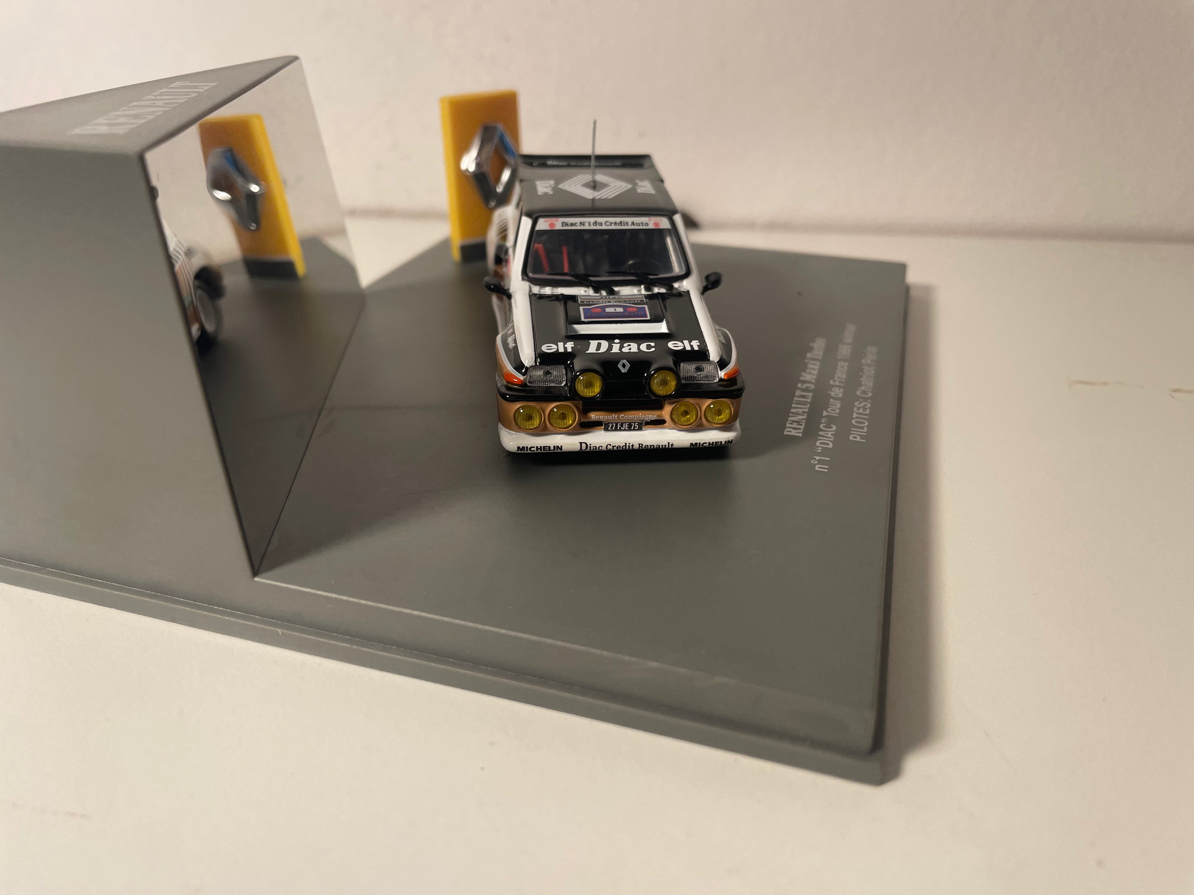 Renault 5 Maxi Turbo "DIAC" noire, marron et blanche numéro 1 vainqueur du tour De France 1986 - UNIVERSAL HOBBIES (coffret boite rectangle)