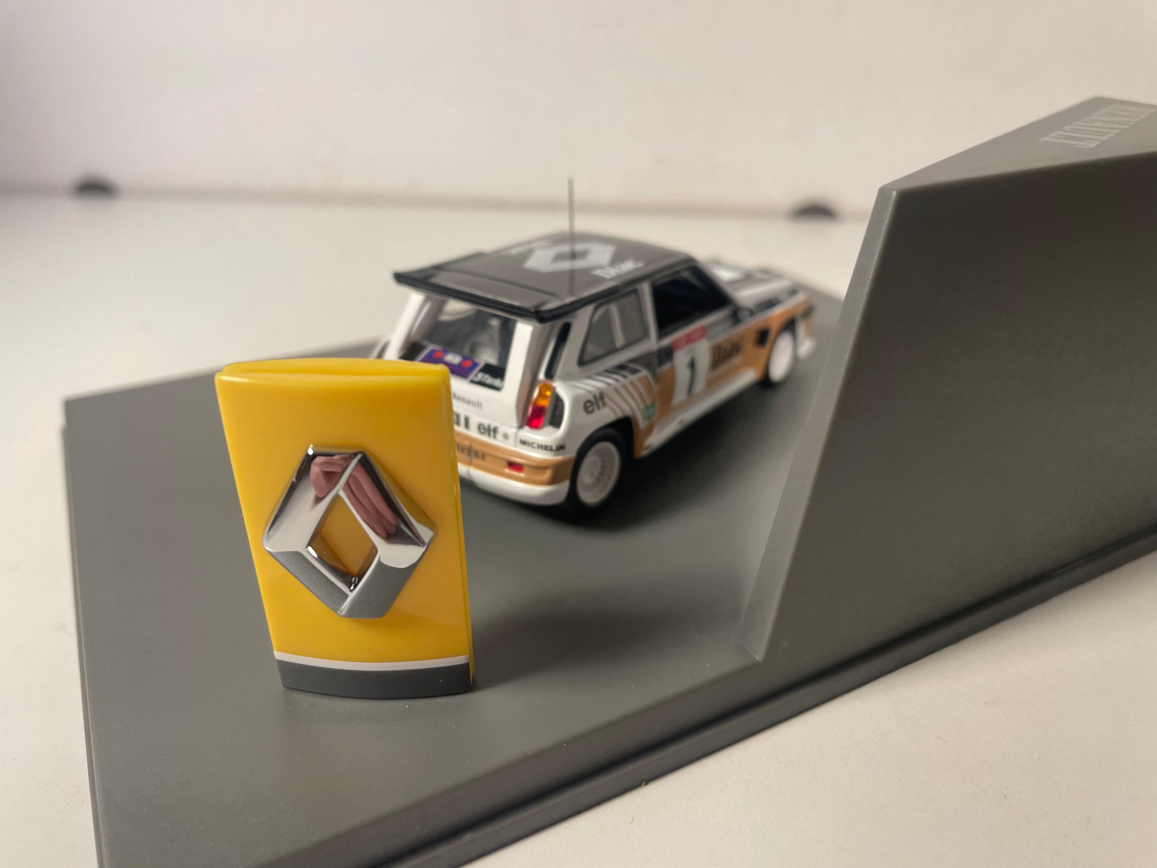 Renault 5 Maxi Turbo "DIAC" noire, marron et blanche numéro 1 vainqueur du tour De France 1986 - UNIVERSAL HOBBIES (coffret boite rectangle)