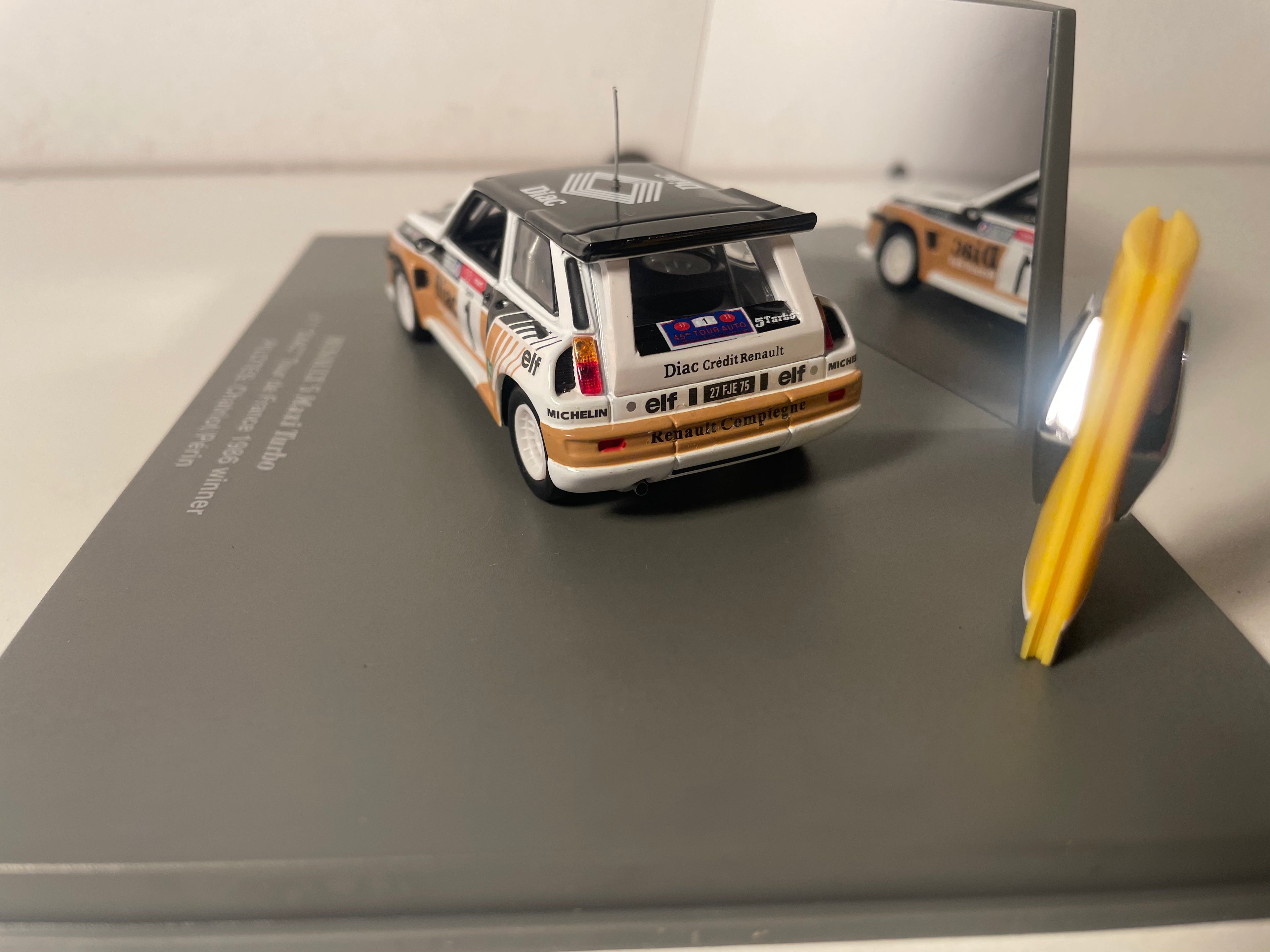 Renault 5 Maxi Turbo "DIAC" noire, marron et blanche numéro 1 vainqueur du tour De France 1986 - UNIVERSAL HOBBIES (coffret boite rectangle)