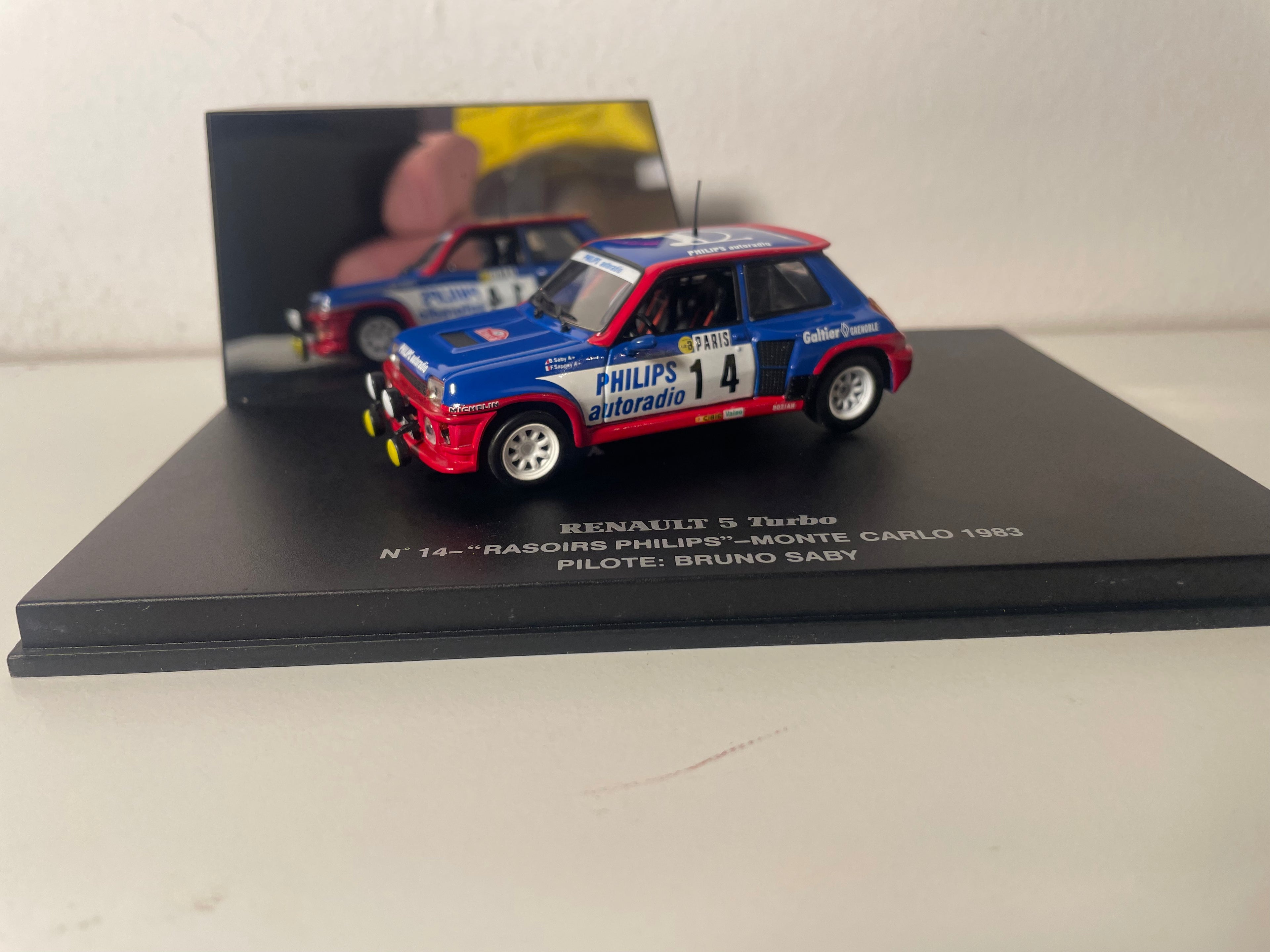 Renault 5 Turbo blu, bianca e rossa numero 14 "Rasoi Philips" rally di Monte-Carlo del 1983