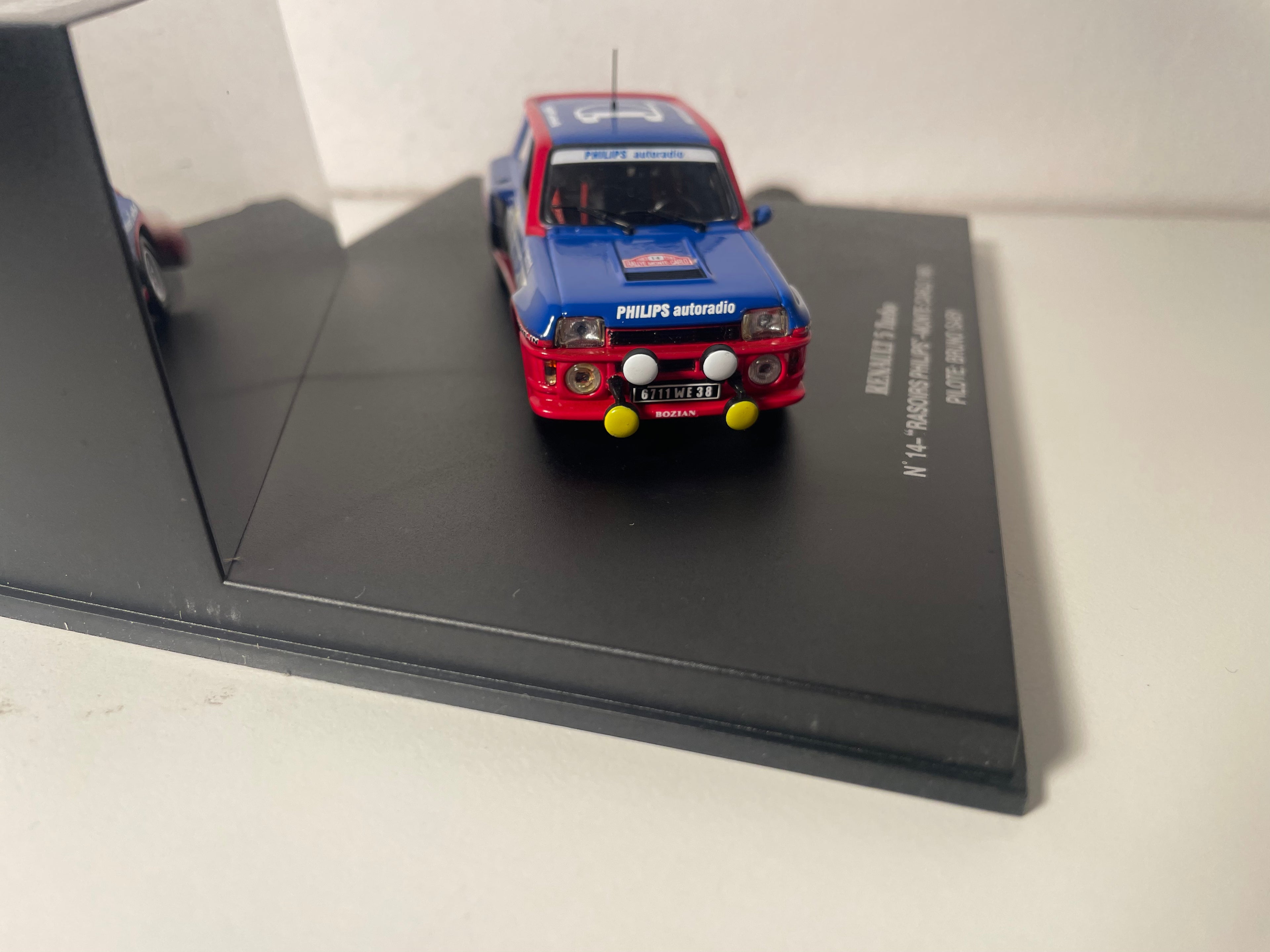 Renault 5 Turbo blu, bianca e rossa numero 14 "Rasoi Philips" rally di Monte-Carlo del 1983