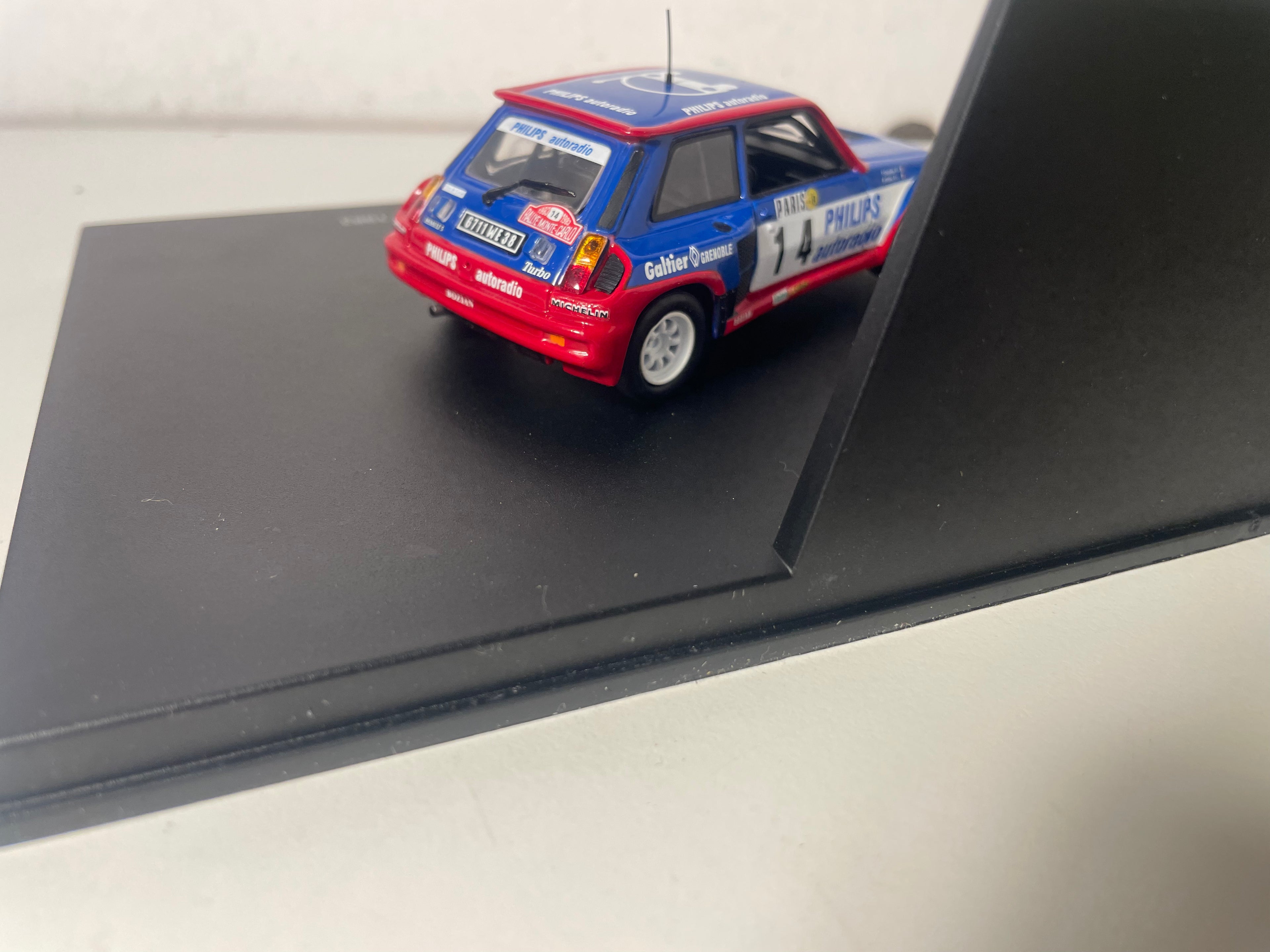 Renault 5 Turbo blu, bianca e rossa numero 14 "Rasoi Philips" rally di Monte-Carlo del 1983