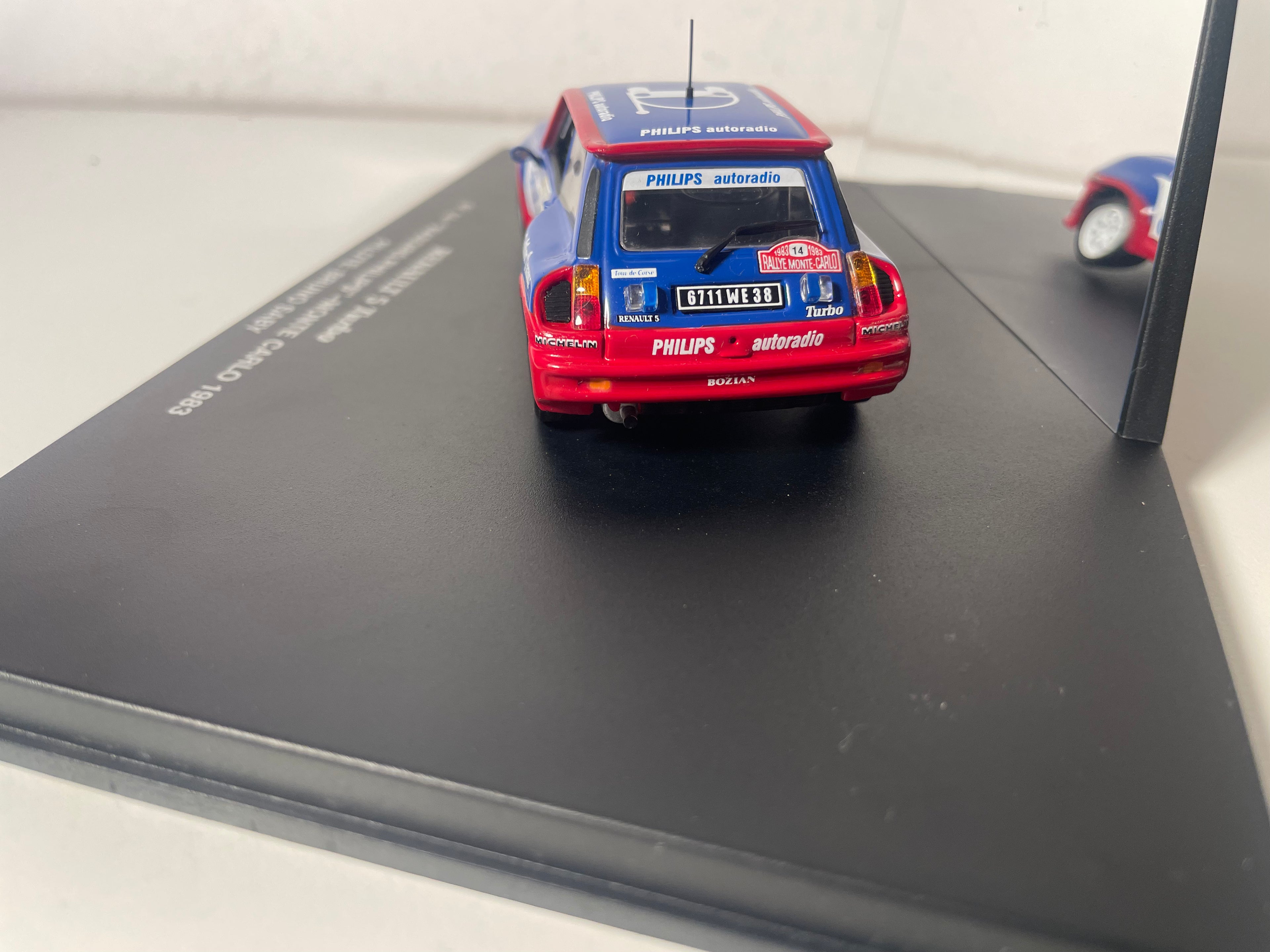 Renault 5 Turbo blu, bianca e rossa numero 14 "Rasoi Philips" rally di Monte-Carlo del 1983