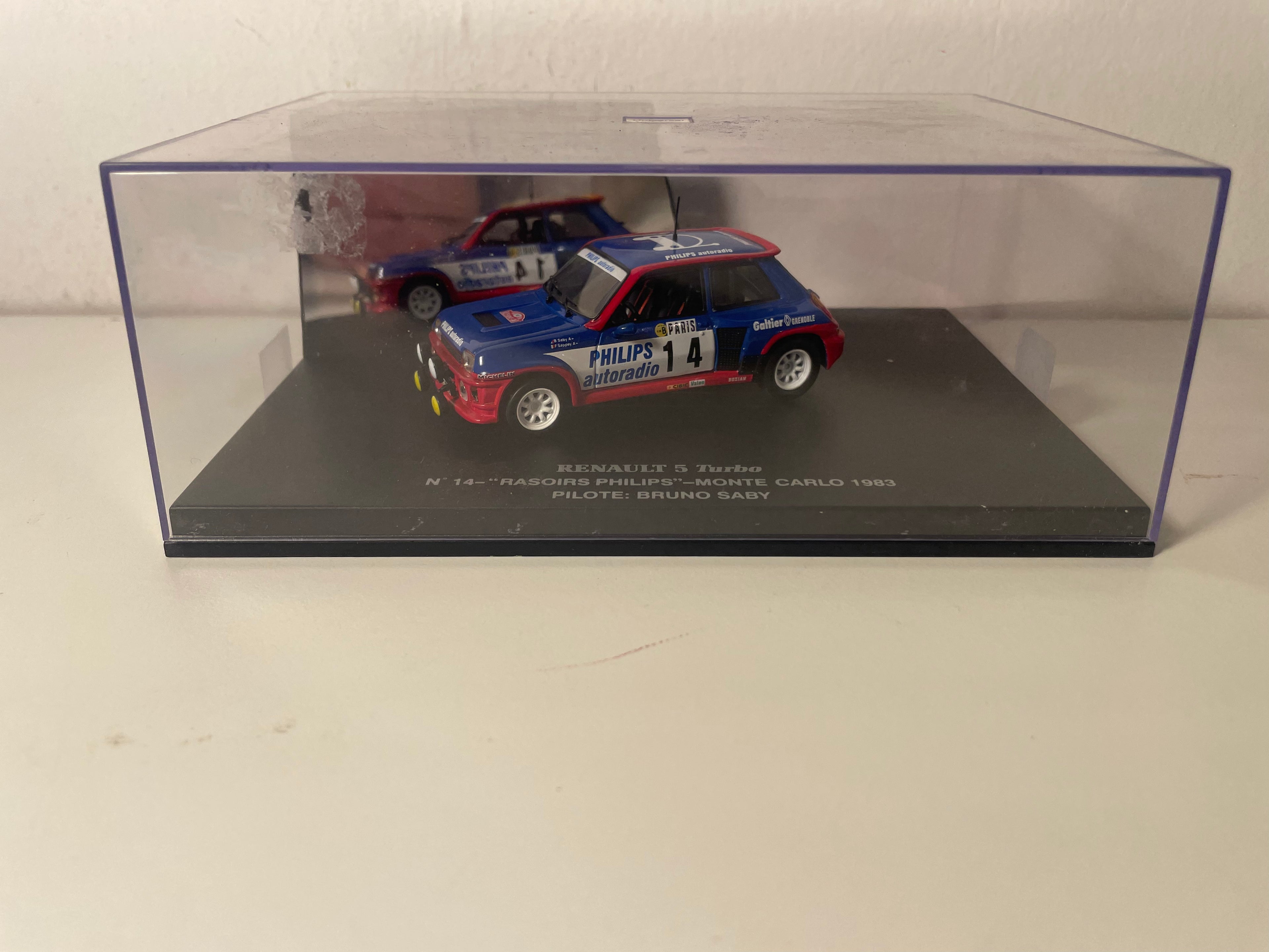 Renault 5 Turbo blu, bianca e rossa numero 14 "Rasoi Philips" rally di Monte-Carlo del 1983