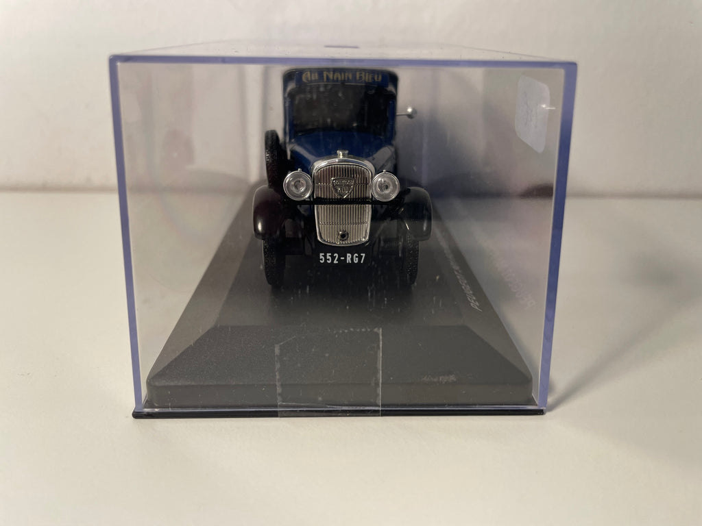 Peugeot 301 blauwe bestelwagen met zwart dak - Advertentie voor de speelgoedwinkel "AU NAIN BLEU" in Parijs