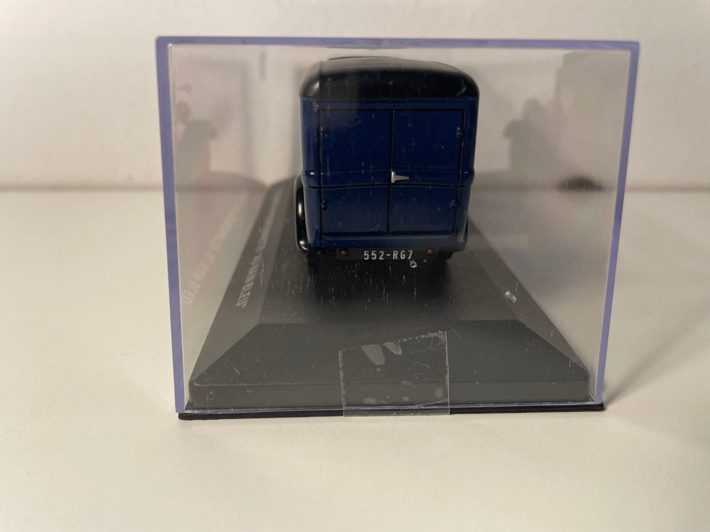 Peugeot 301 blauwe bestelwagen met zwart dak - Advertentie voor de speelgoedwinkel "AU NAIN BLEU" in Parijs