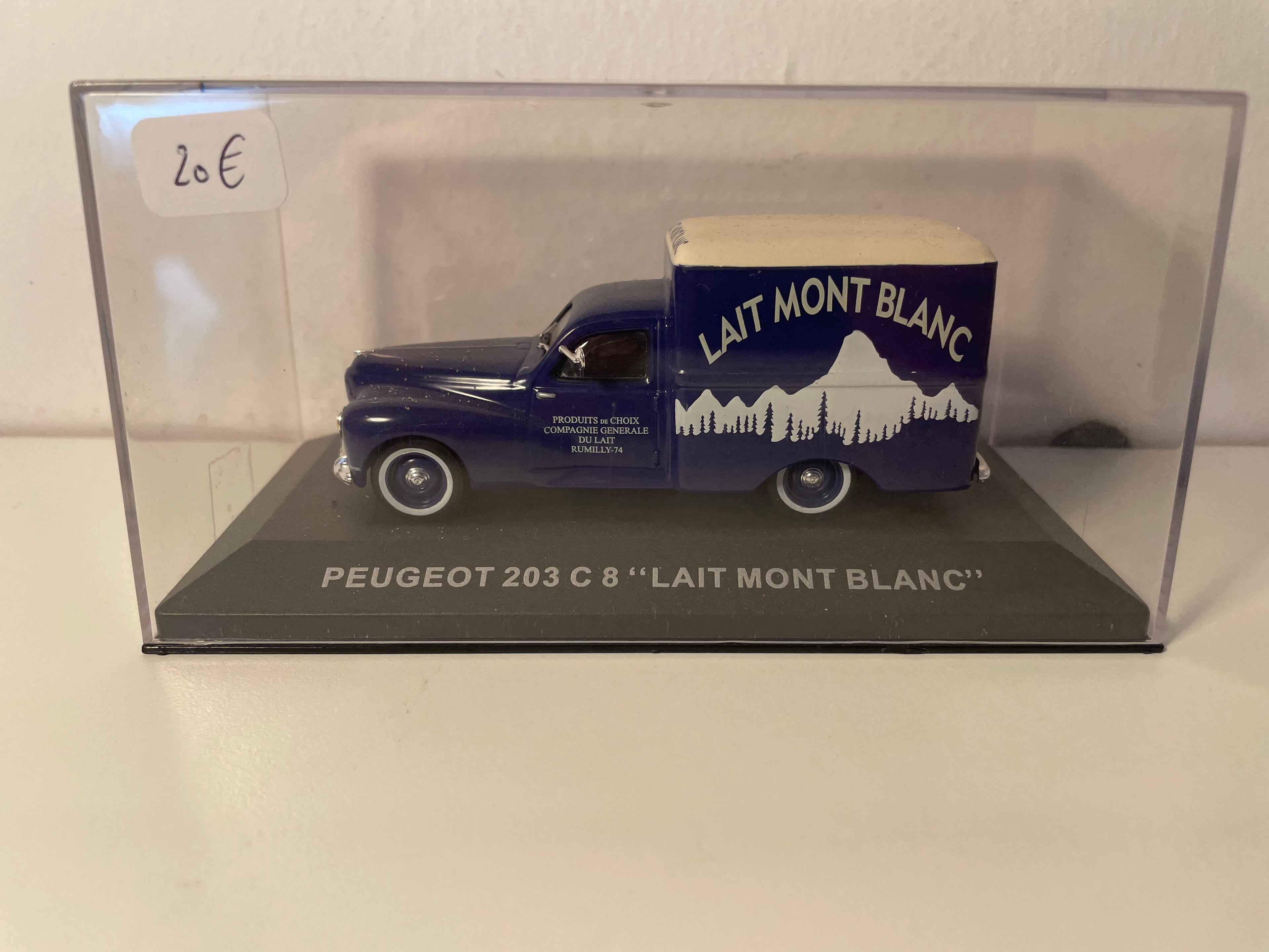 Peugeot 203 C8 azul con publicidad de Lait Mont Blanc