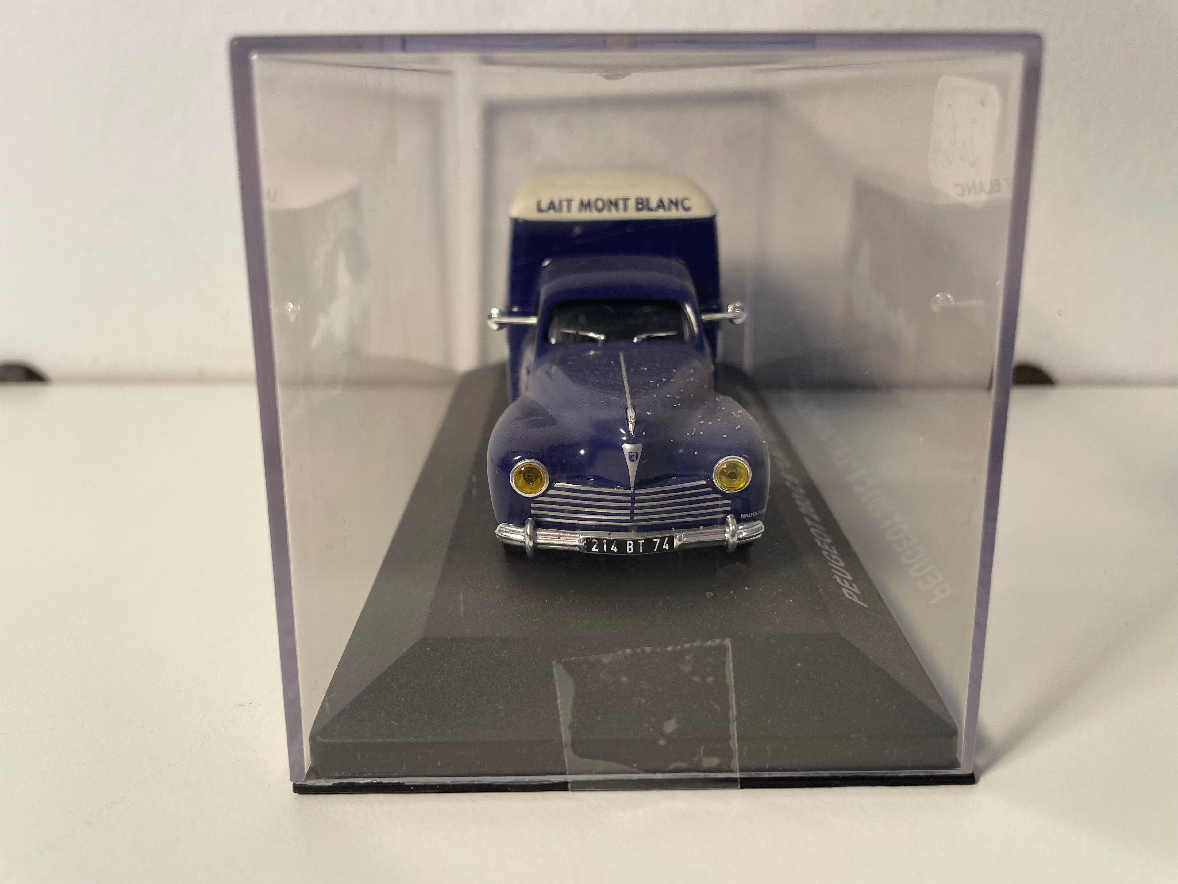 Peugeot 203 C8 azul con publicidad de Lait Mont Blanc