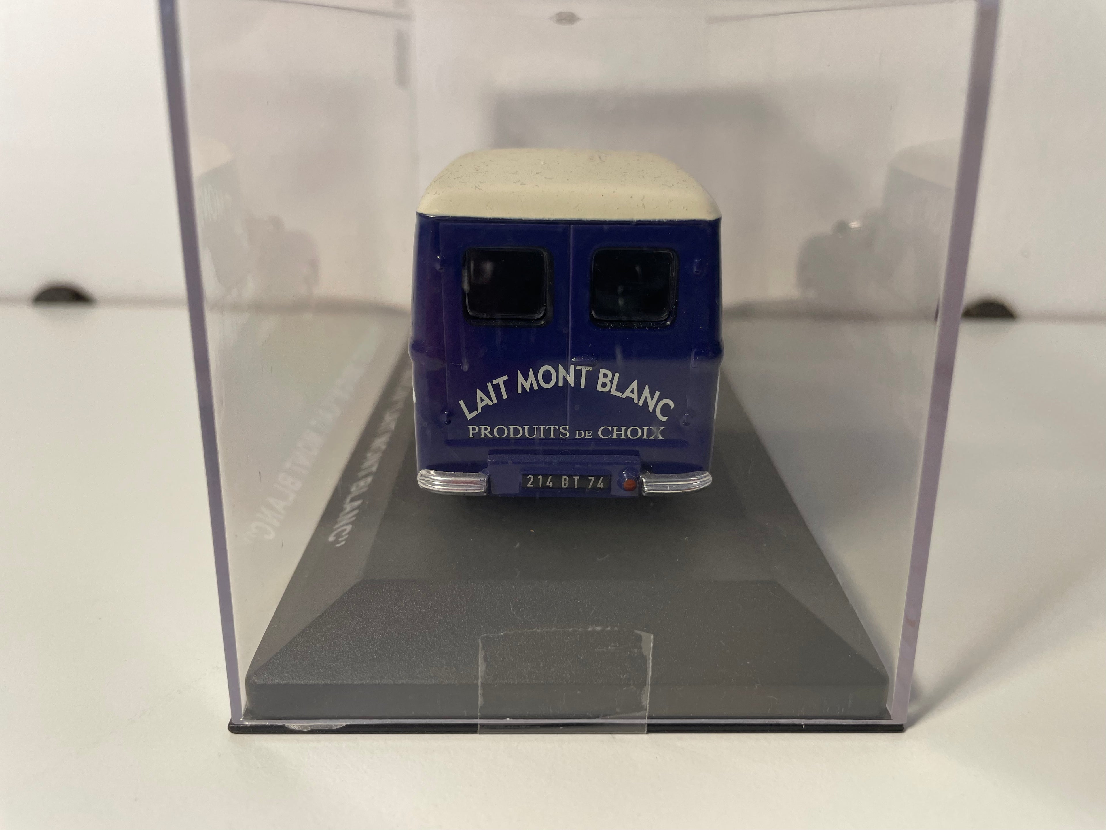 Peugeot 203 C8 azul con publicidad de Lait Mont Blanc