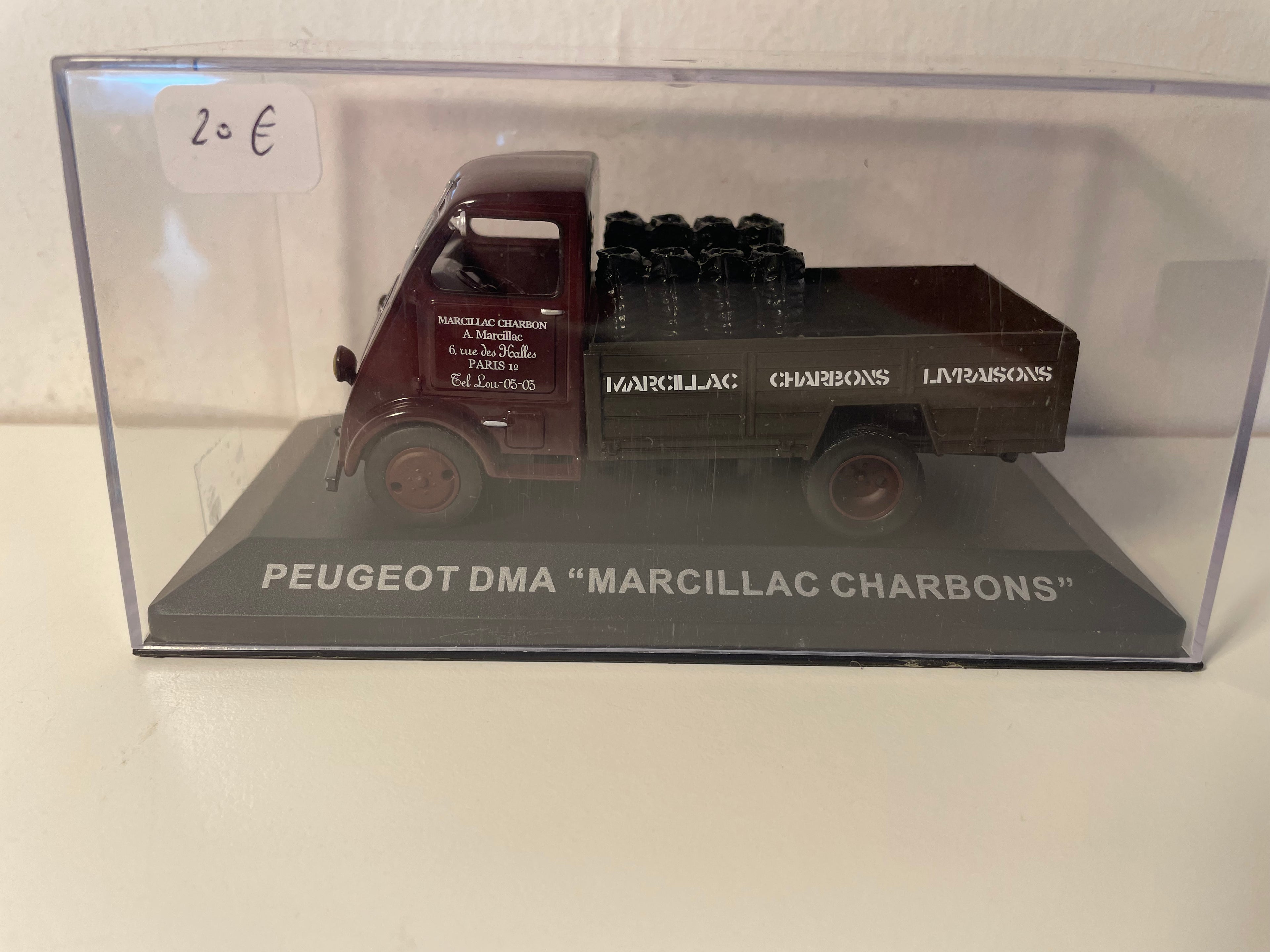 Camion marrone Peugeot DMA "MARCILLAC carbone" con piattaforma e sacchi di carbone