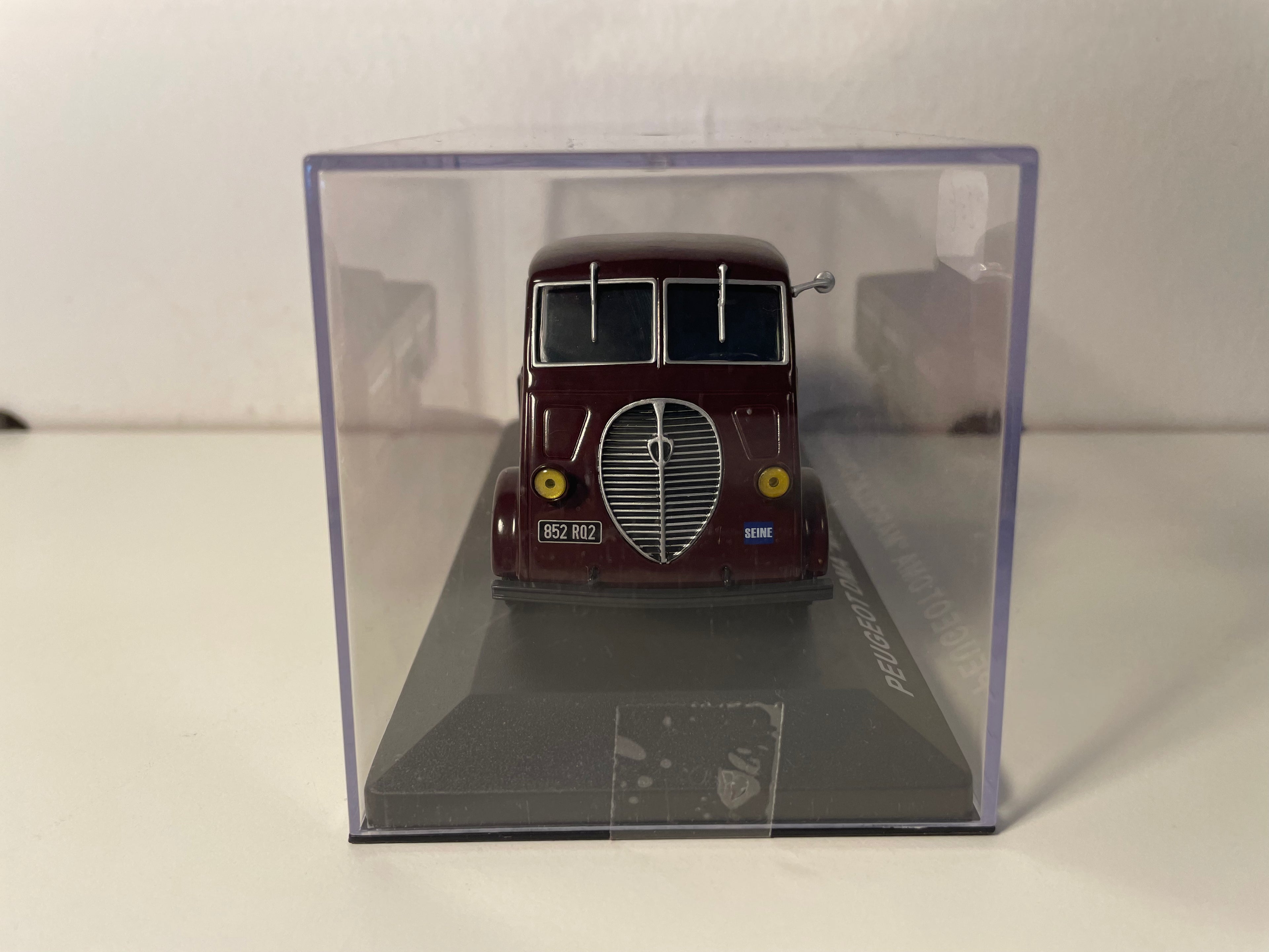 Camion marrone Peugeot DMA "MARCILLAC carbone" con piattaforma e sacchi di carbone