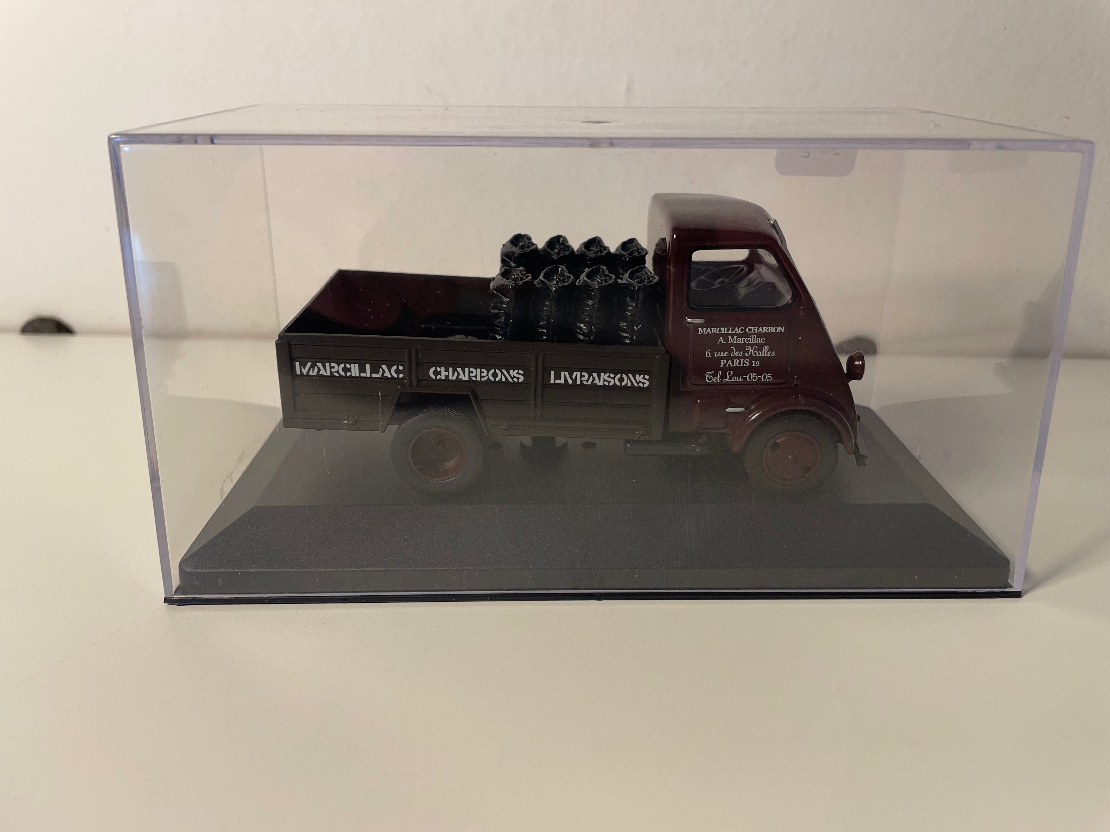 Camion marrone Peugeot DMA "MARCILLAC carbone" con piattaforma e sacchi di carbone