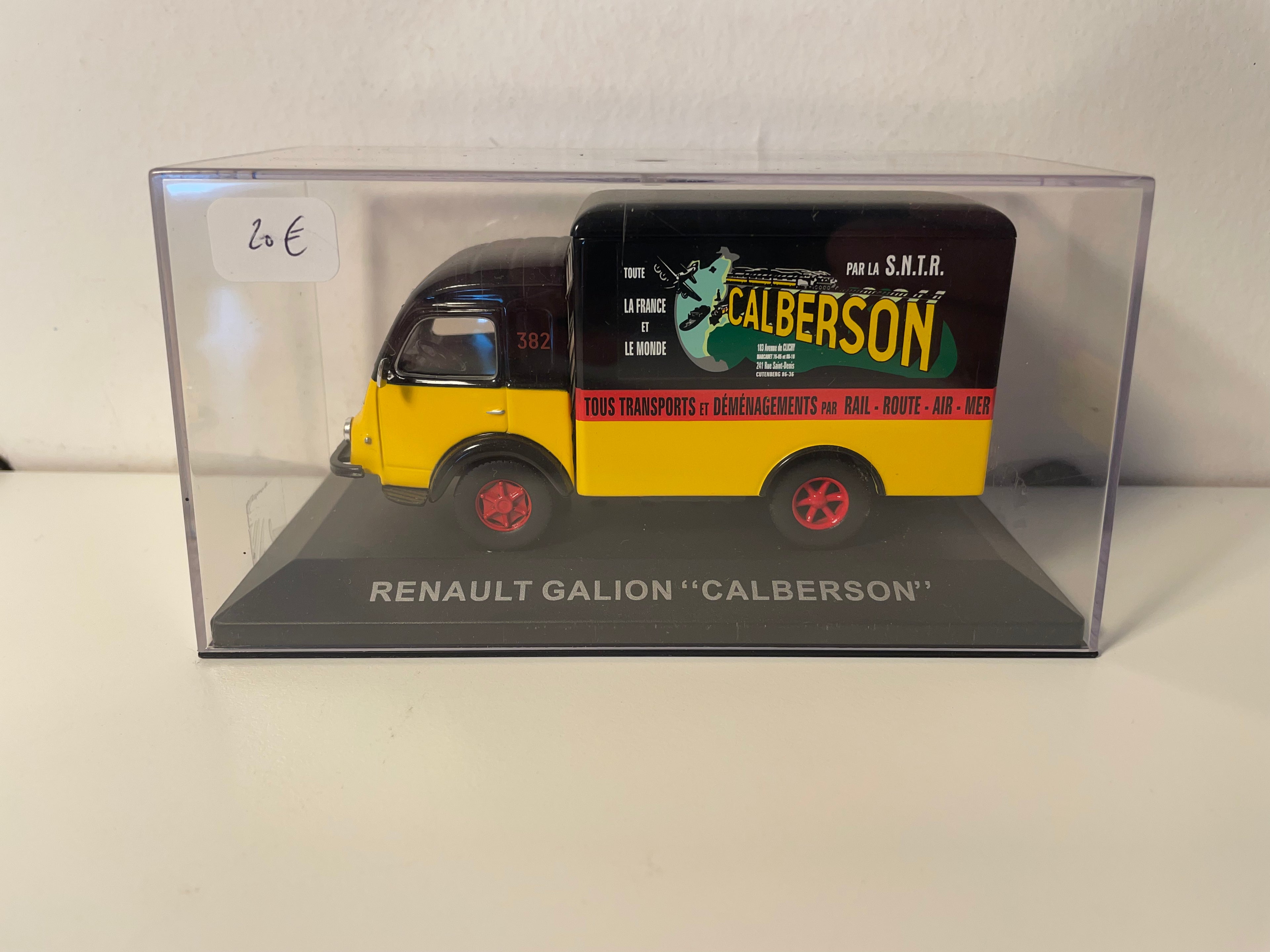 Renault Galion jaune et noir - Publicité CALBERSON (transports de déménagements)