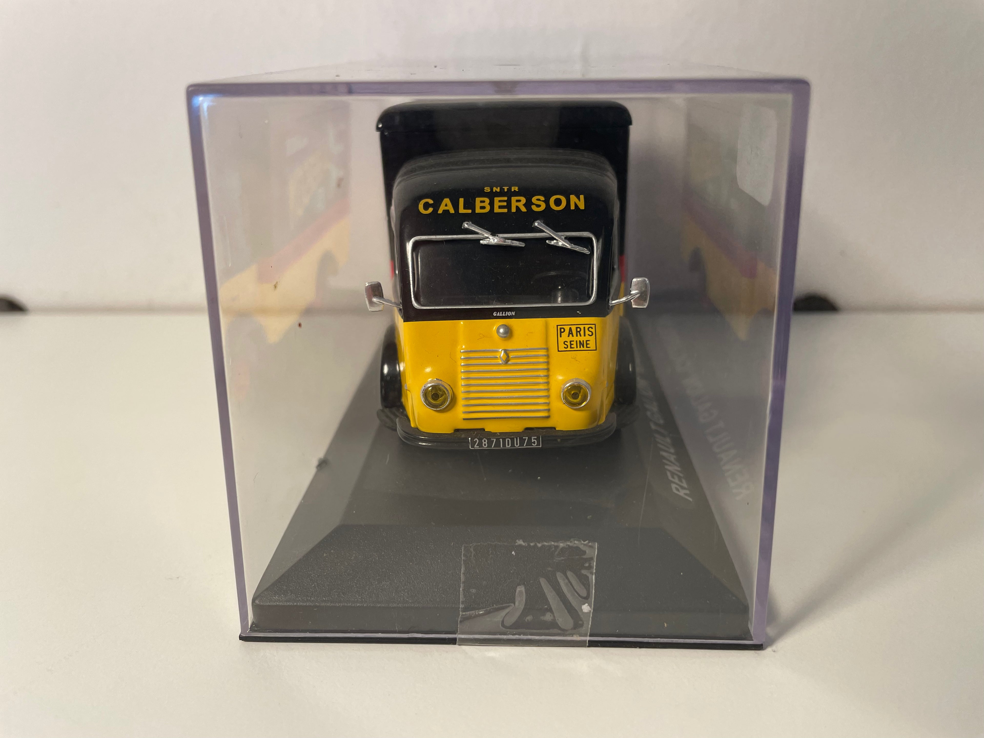 Renault Galion jaune et noir - Publicité CALBERSON (transports de déménagements)
