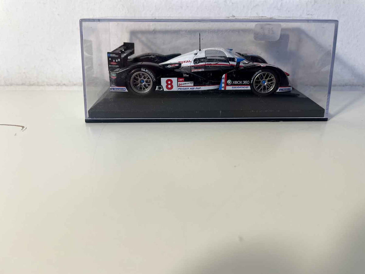 Peugeot 908 HDI FAP czarno-biały numer 8 (24 Hours of Le Mans 2007)