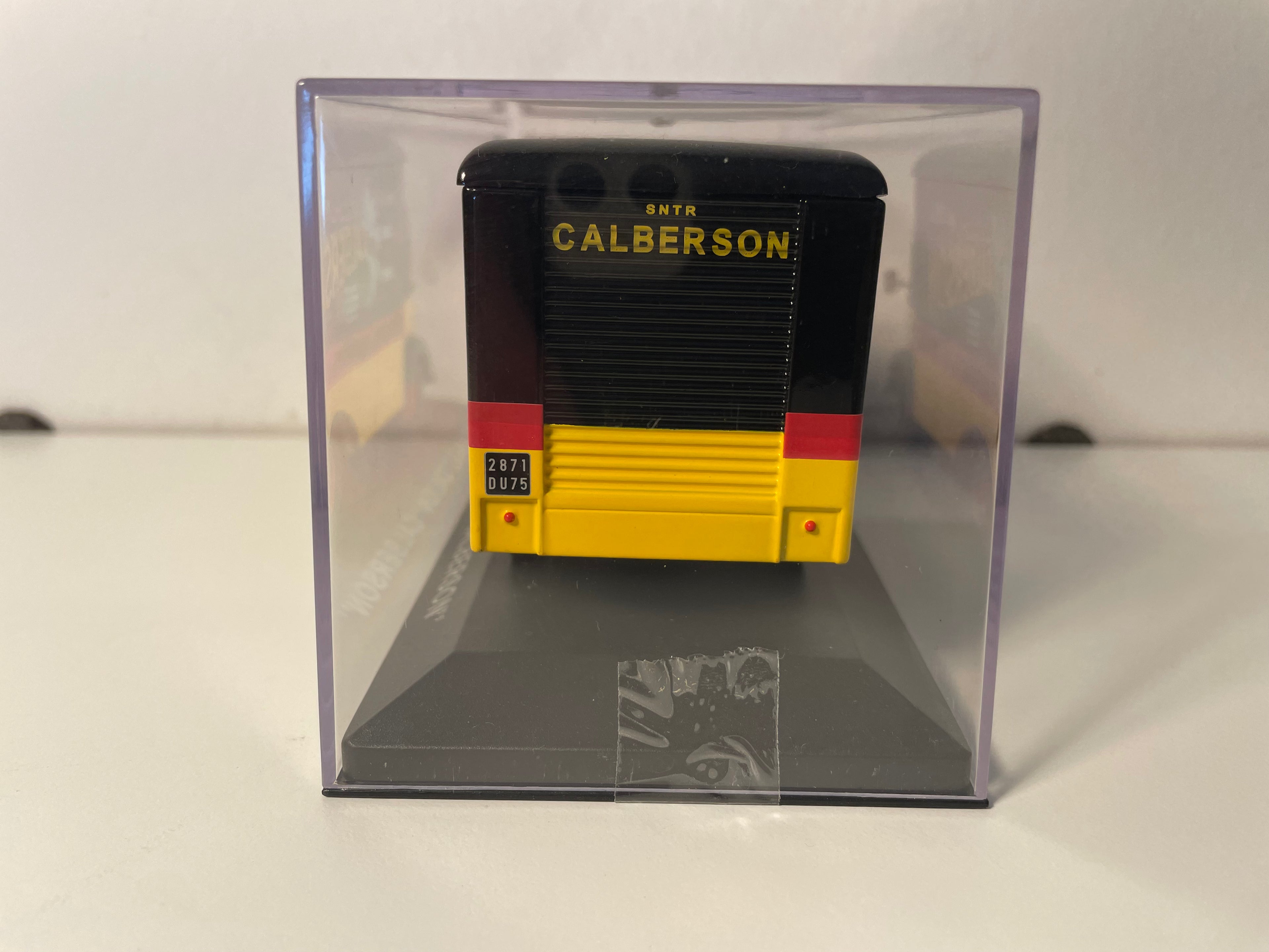 Renault Galion jaune et noir - Publicité CALBERSON (transports de déménagements)