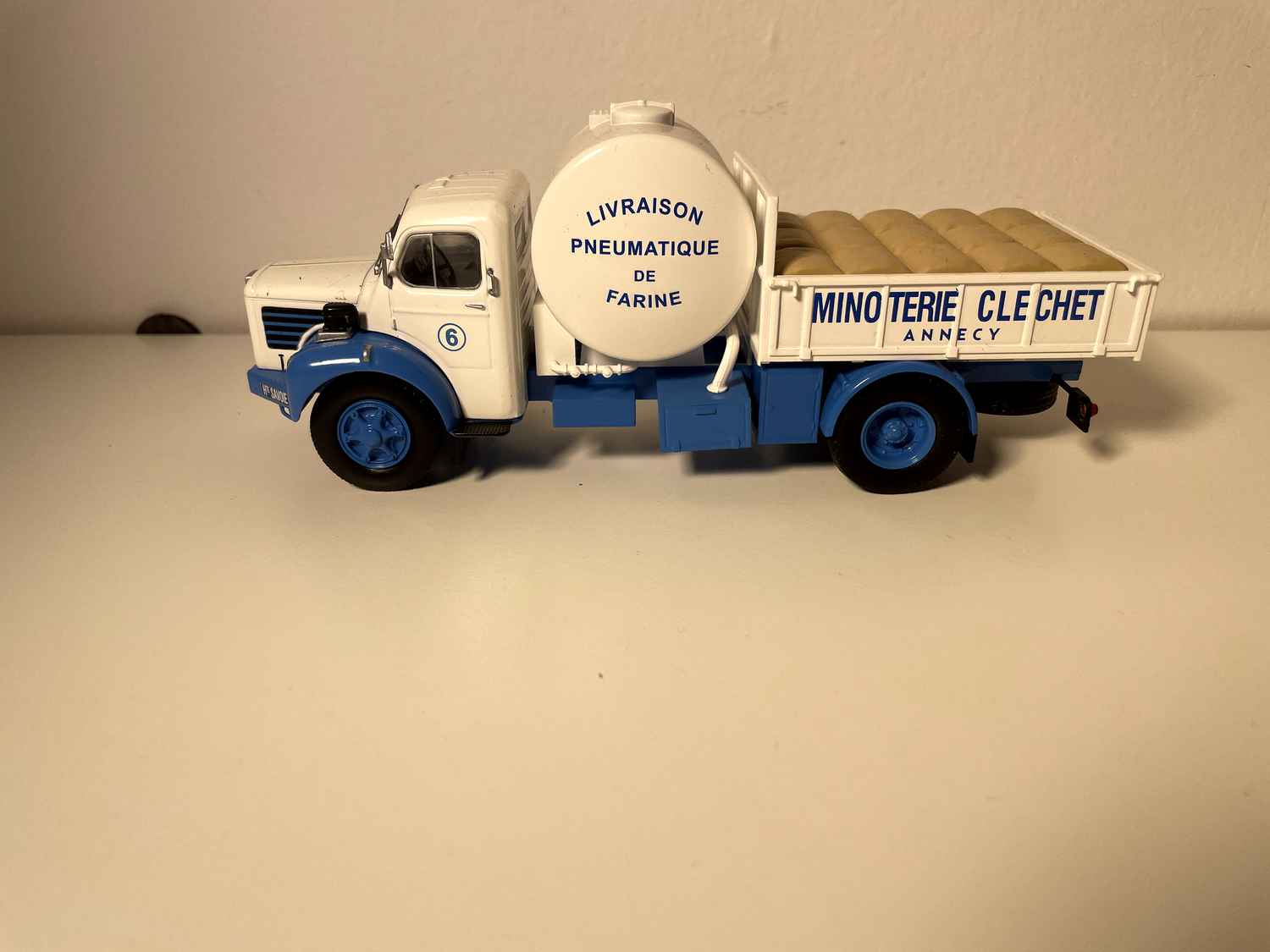 Camion Berliet GLR 8 M2 bleu et blanc minotier minoterie Clechet à Annecy