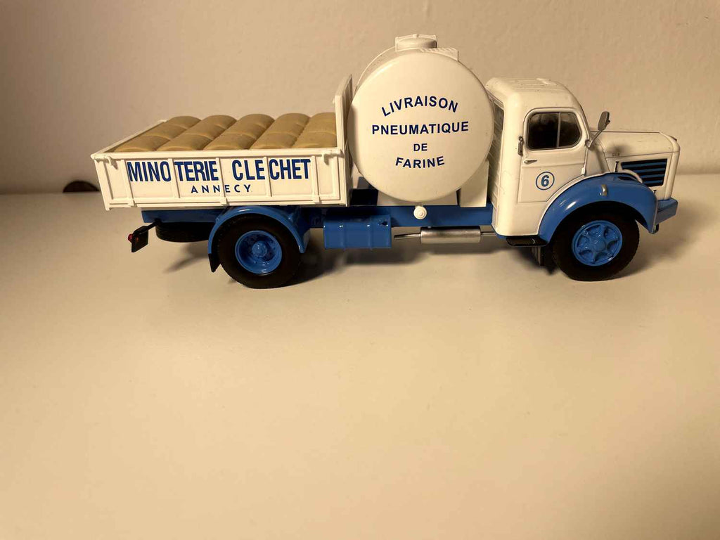 Berliet GLR 8M2 Blau en Witte Vrachtwagen Clechet Meelmolen in Annecy - Hachette Collectie