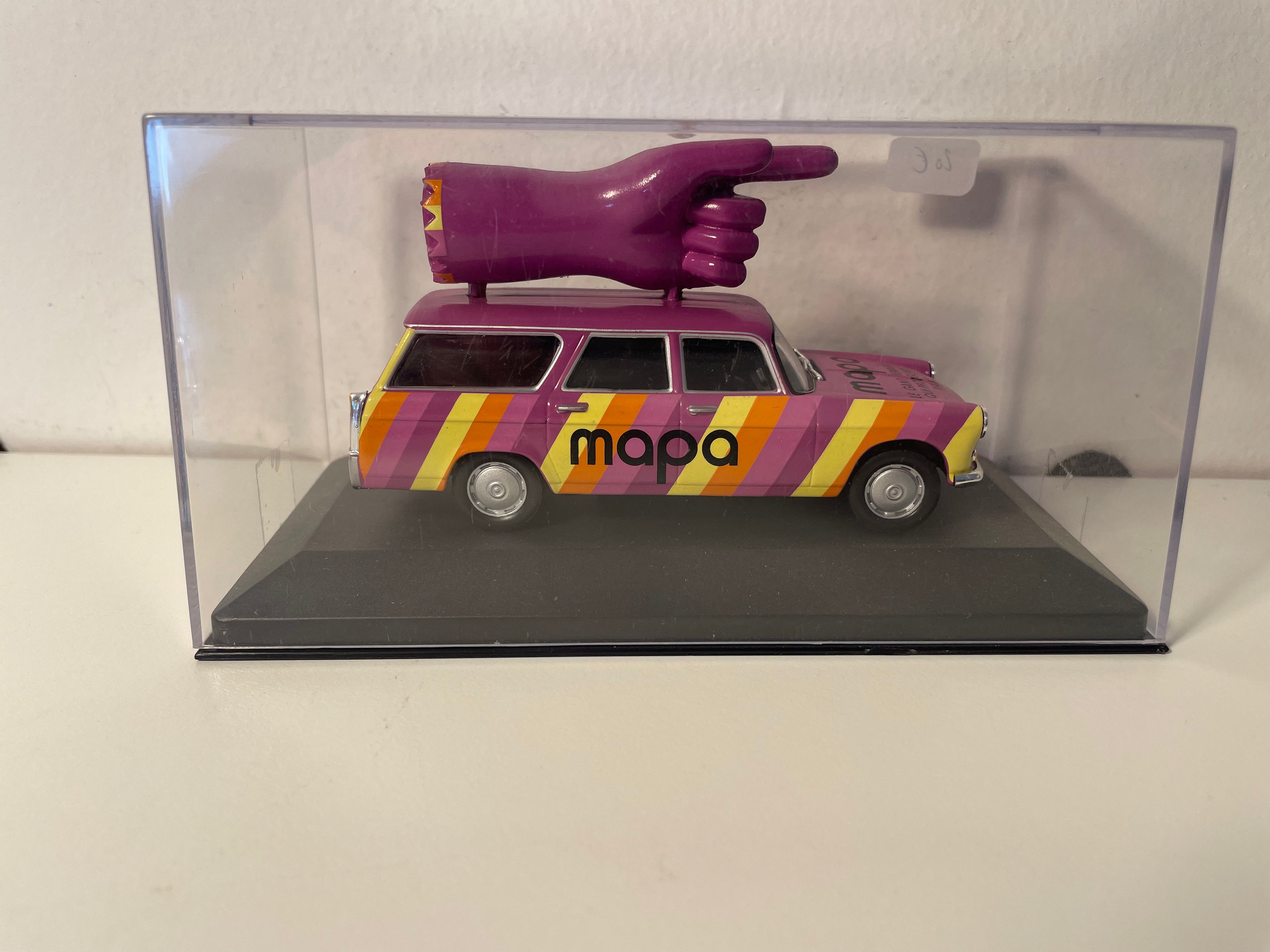 Peugeot 404 break violeta - publicidad para los guantes MAPA