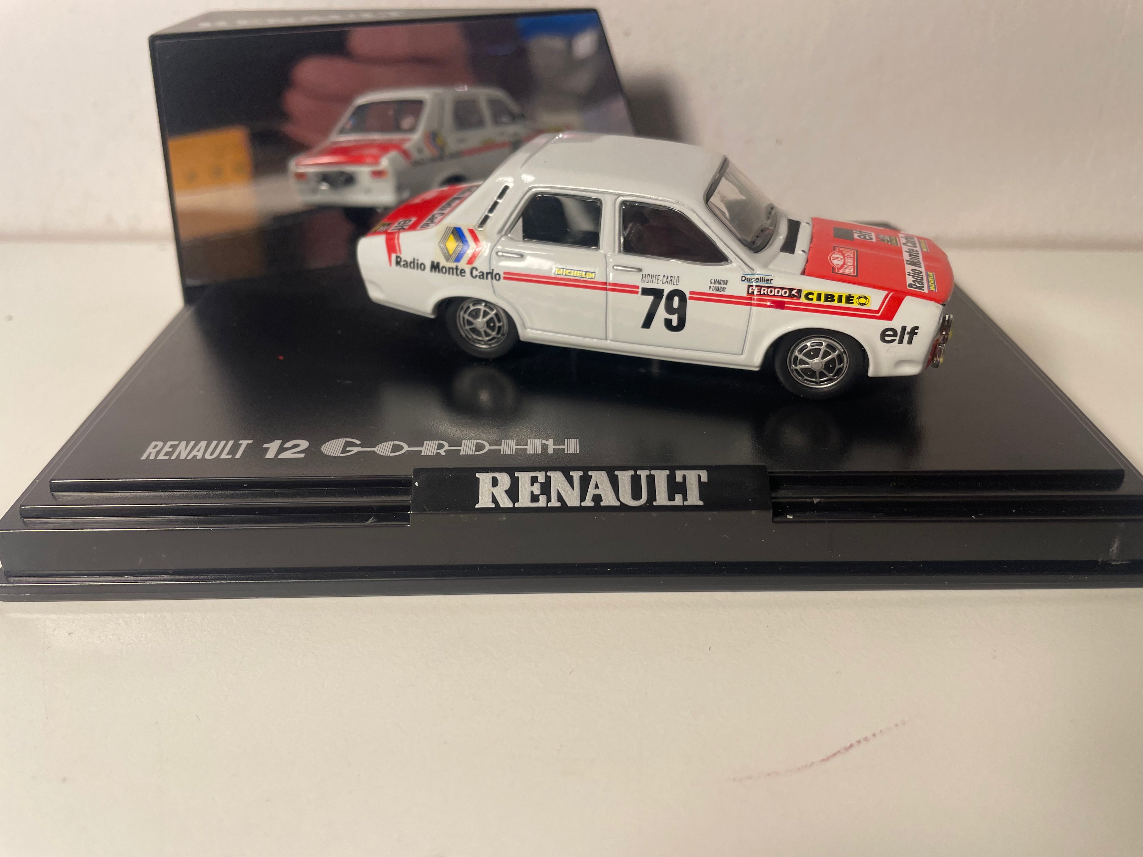 Renault 12 Gordini blanche et rouge numéro 79 (coffret boite rectangle)
