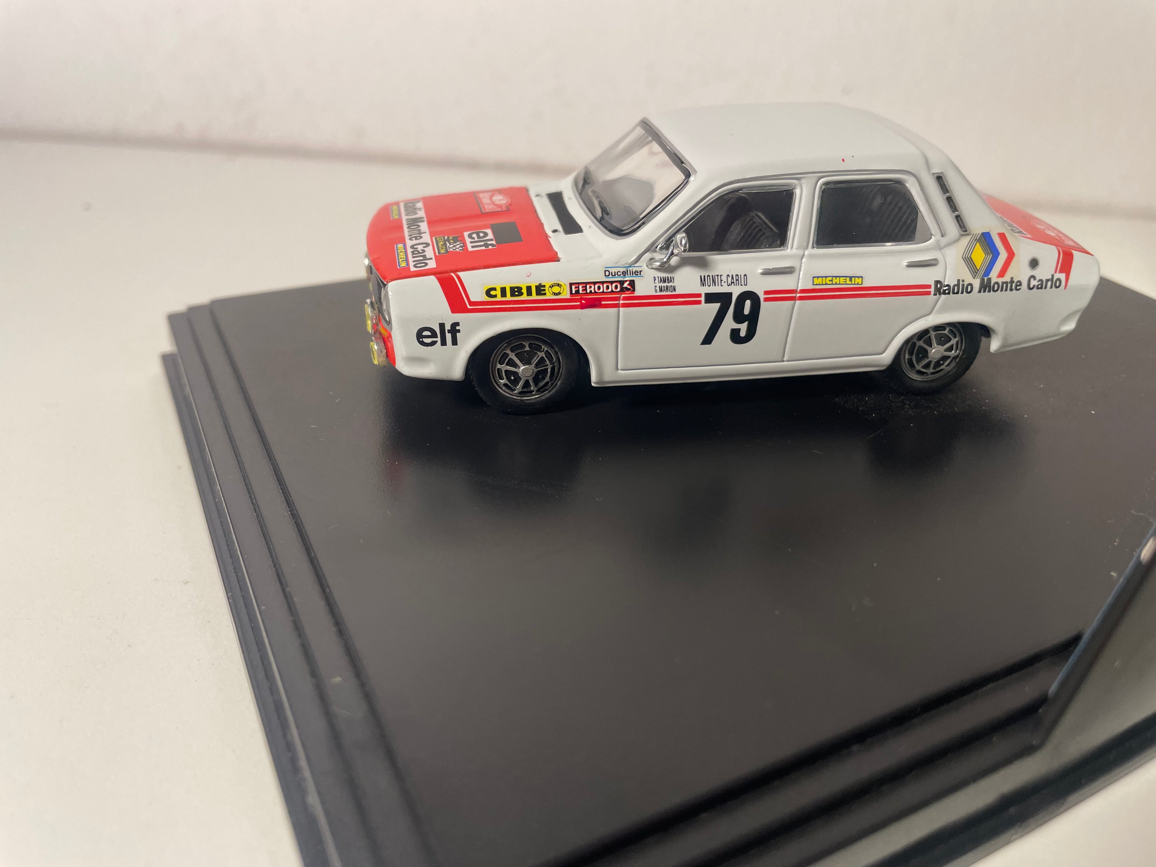 Renault 12 Gordini blanche et rouge numéro 79 (coffret boite rectangle)