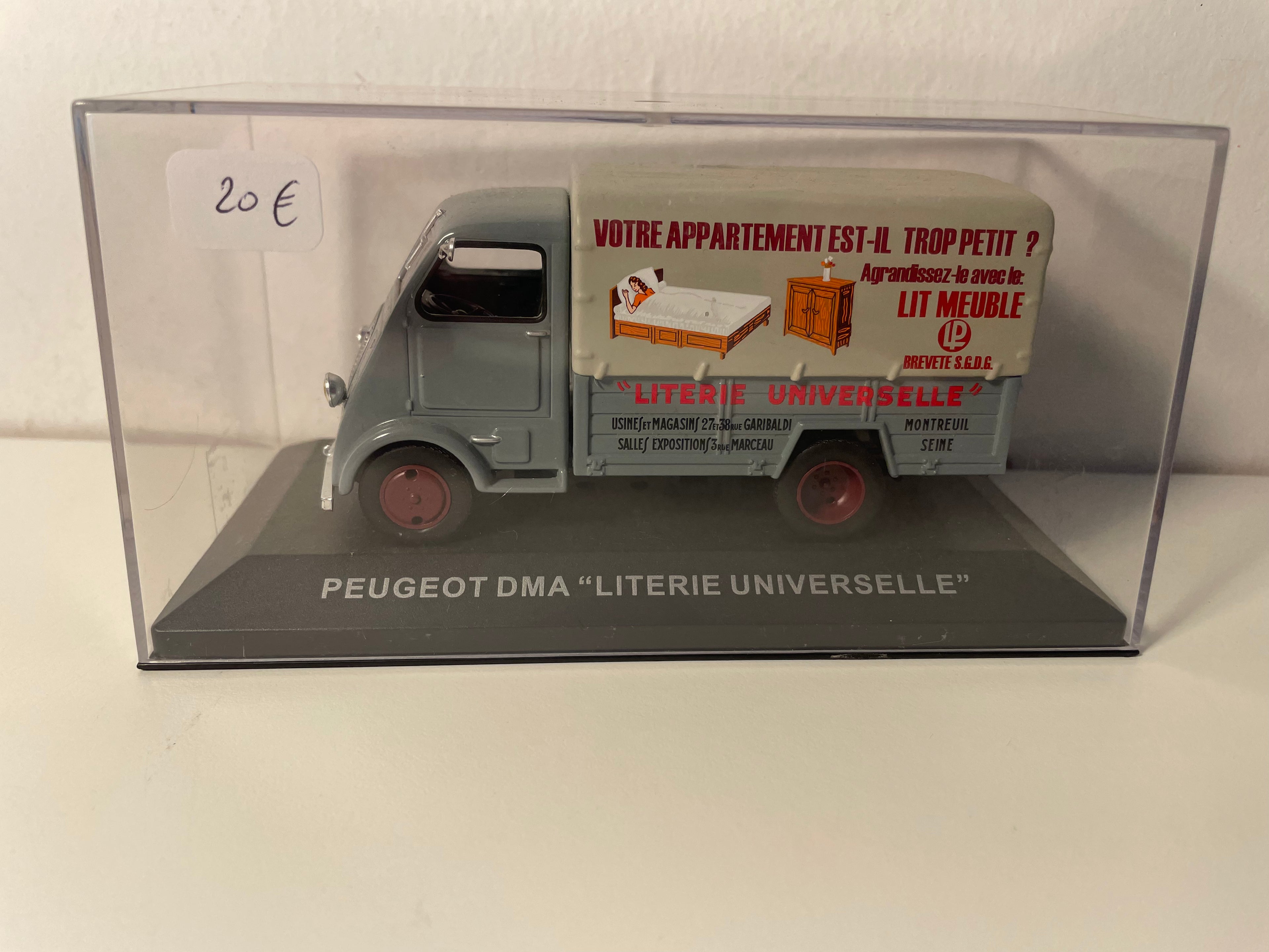Peugeot DMA gris con publicidad UNIVERSAL BEDDING
