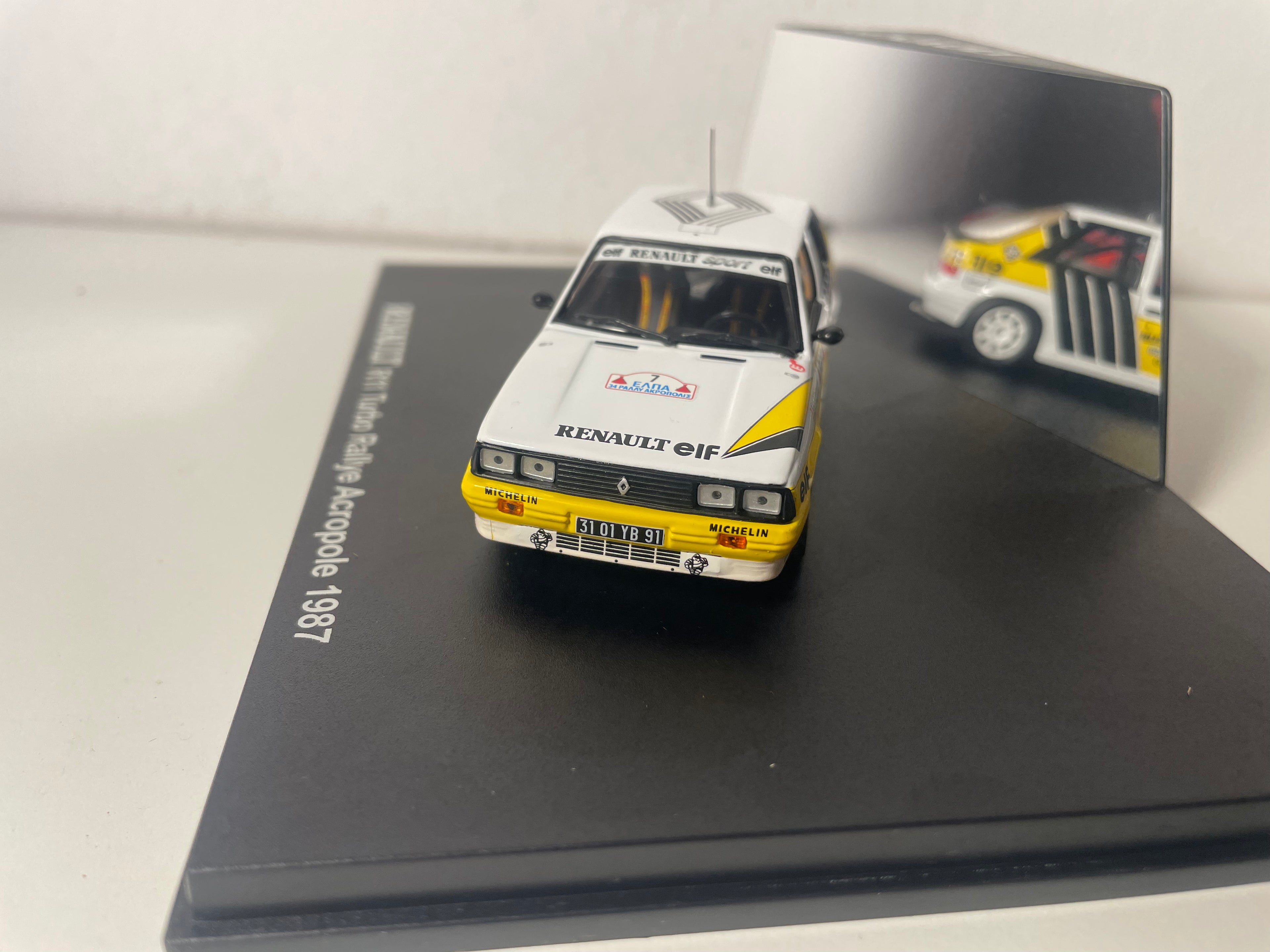 Renault 11 Turbo blanche, jaune et noire numéro 7 - rallye de l'Acropole de 1987 - IXO (coffret boite rectangle)