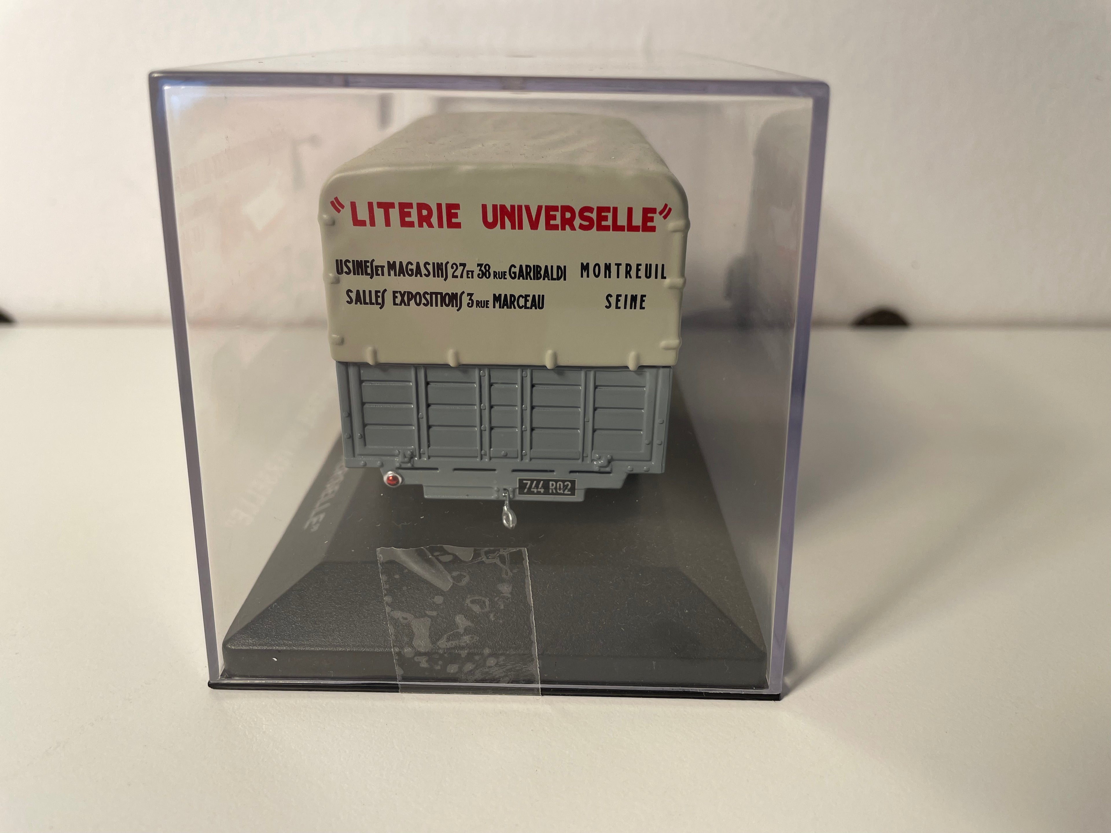 Peugeot DMA gris con publicidad UNIVERSAL BEDDING