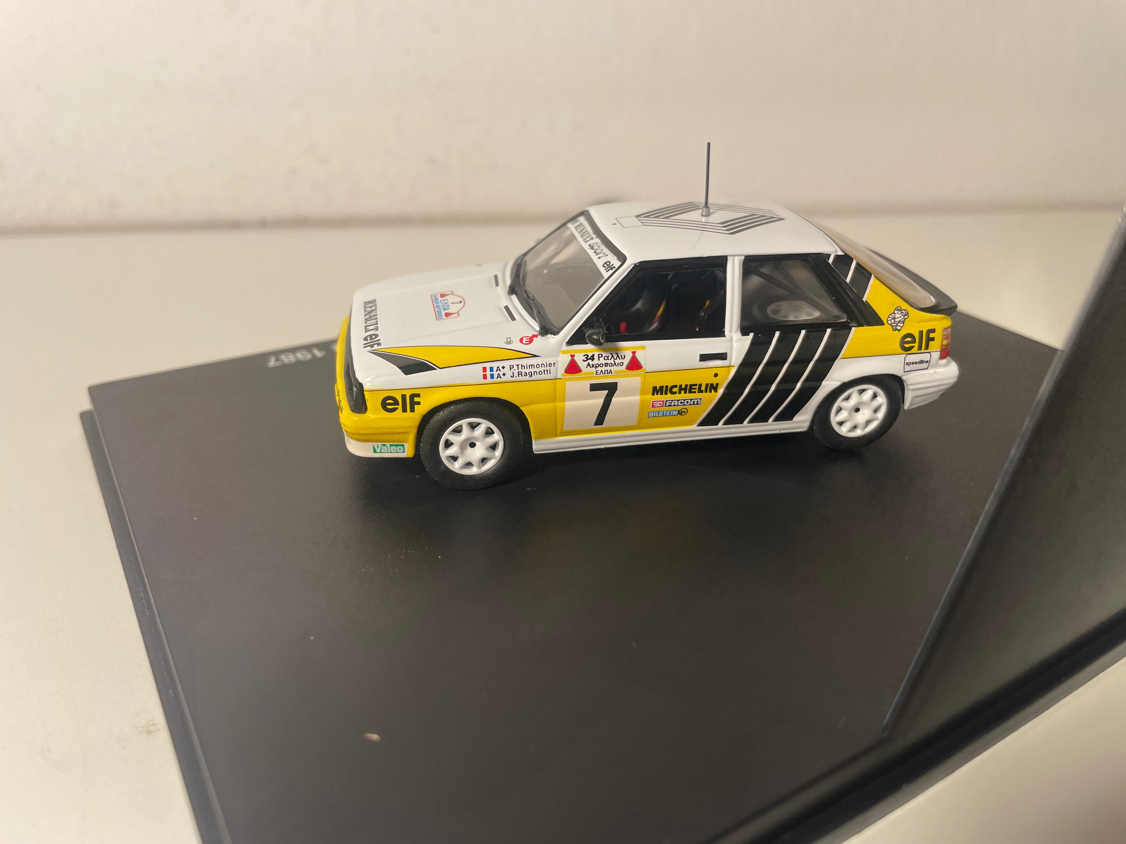 Renault 11 Turbo blanche, jaune et noire numéro 7 - rallye de l'Acropole de 1987 - IXO (coffret boite rectangle)