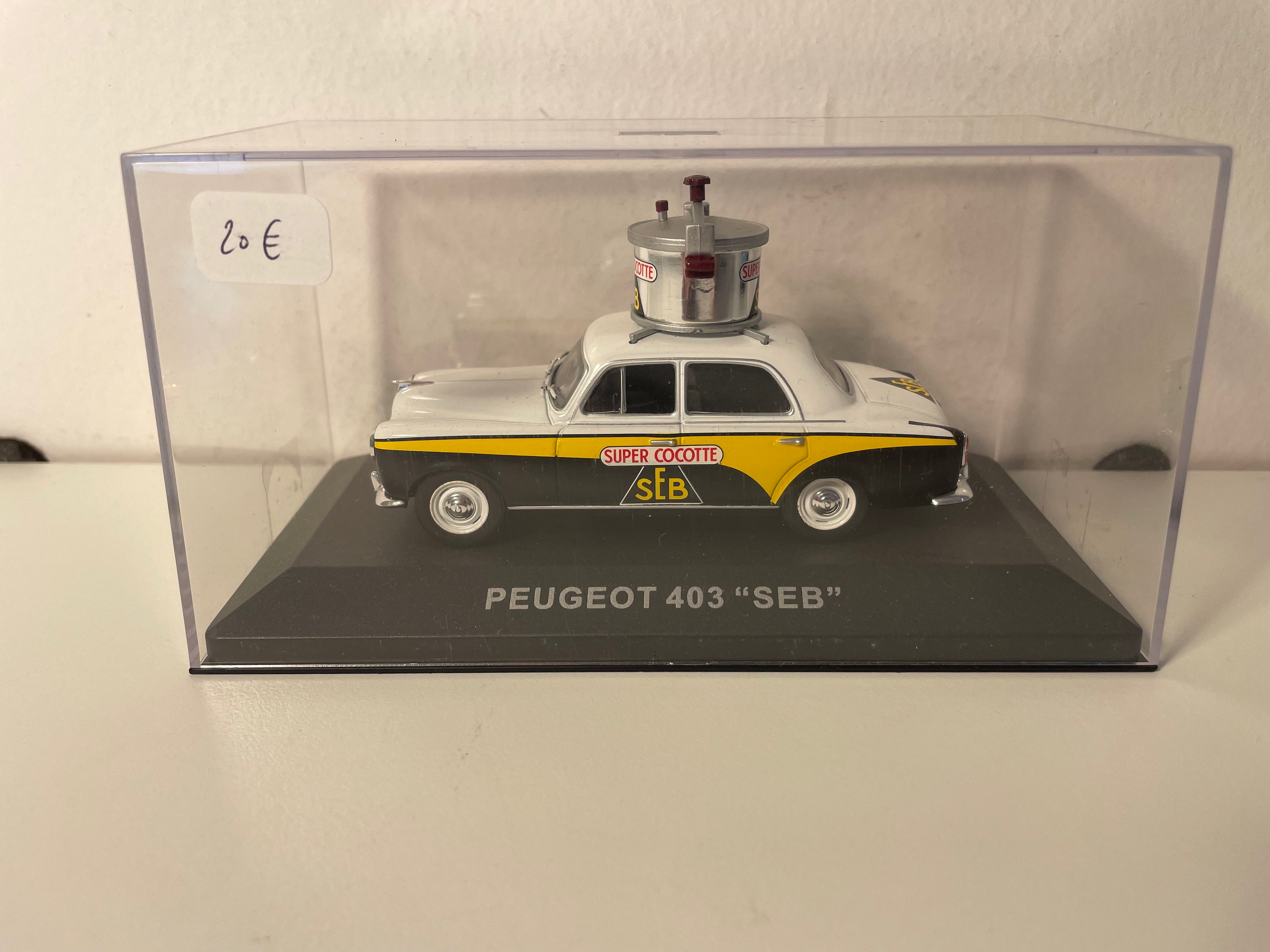 Peugeot 403 blanche, noire et jaune - Publicité SEB SUPER COCOTTE