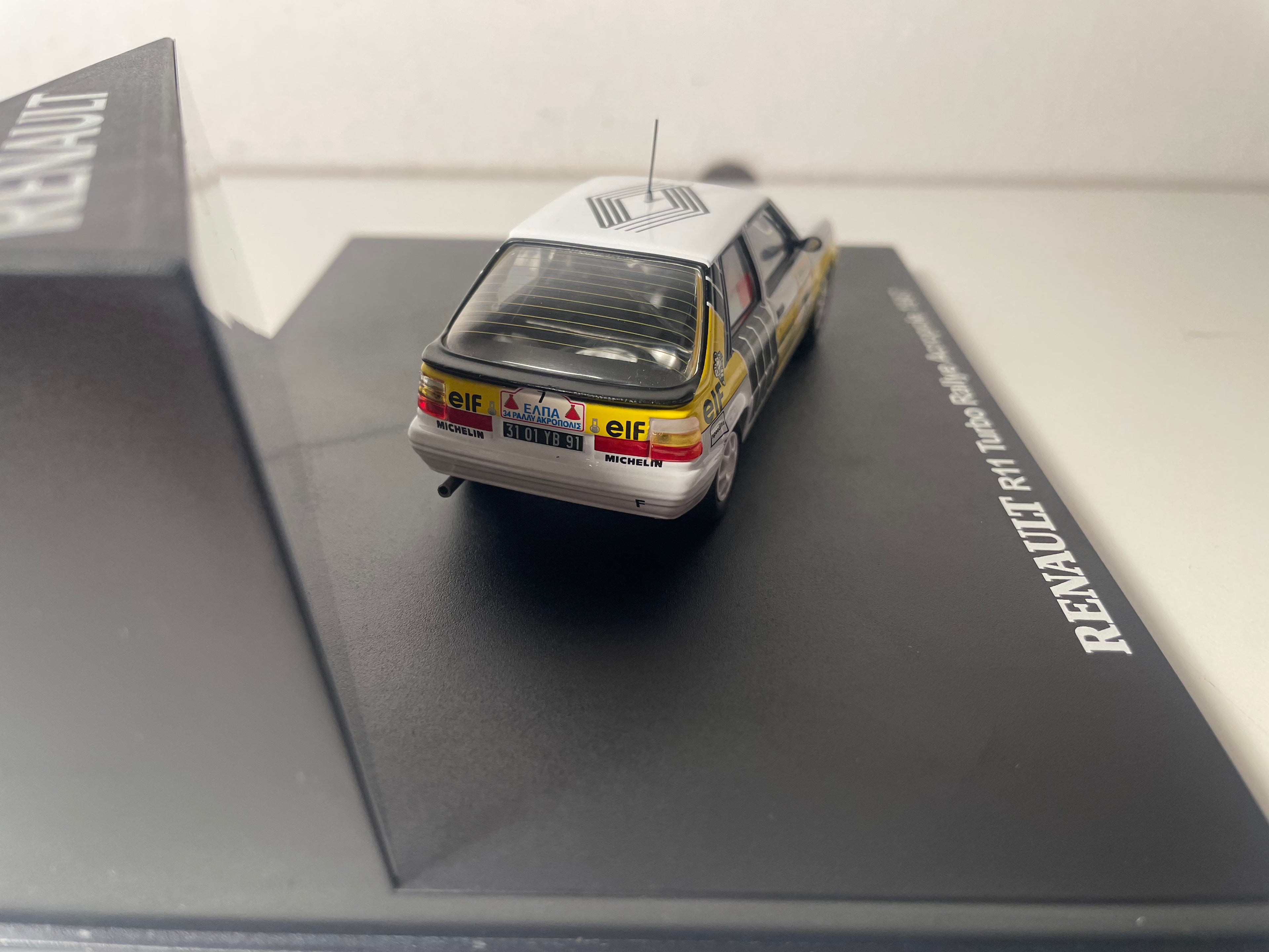 Renault 11 Turbo blanche, jaune et noire numéro 7 - rallye de l'Acropole de 1987 - IXO (coffret boite rectangle)