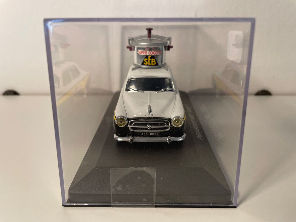 Peugeot 403 blanche, noire et jaune - Publicité SEB SUPER COCOTTE